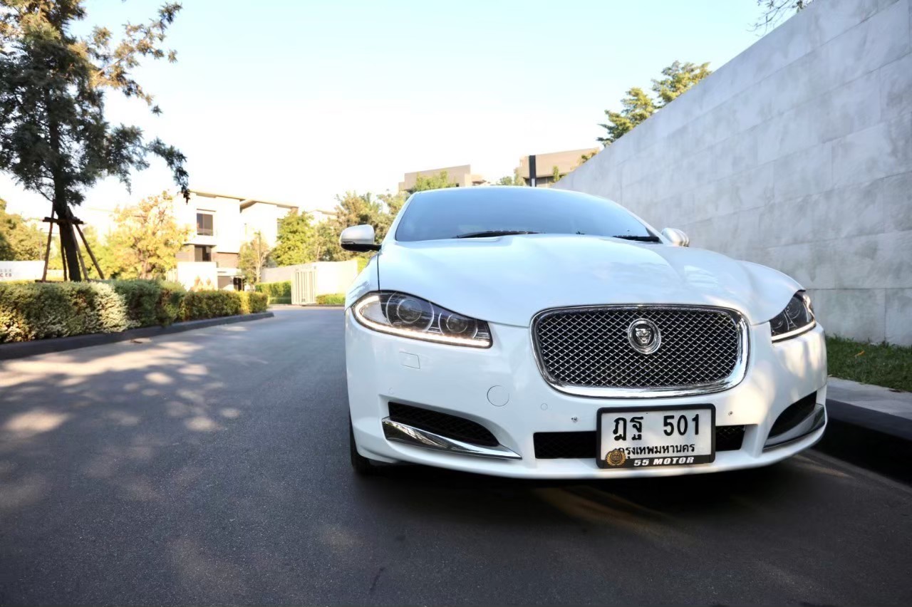 2012 Jaguar XF (X260) สีขาว