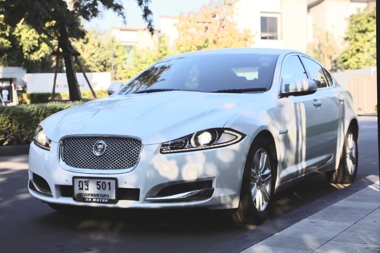 2012 Jaguar XF (X260) สีขาว