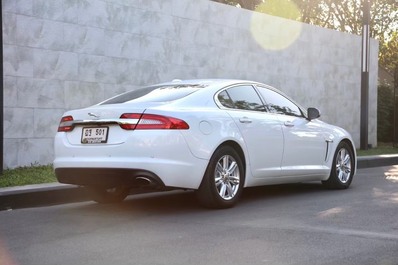 2012 Jaguar XF (X260) สีขาว