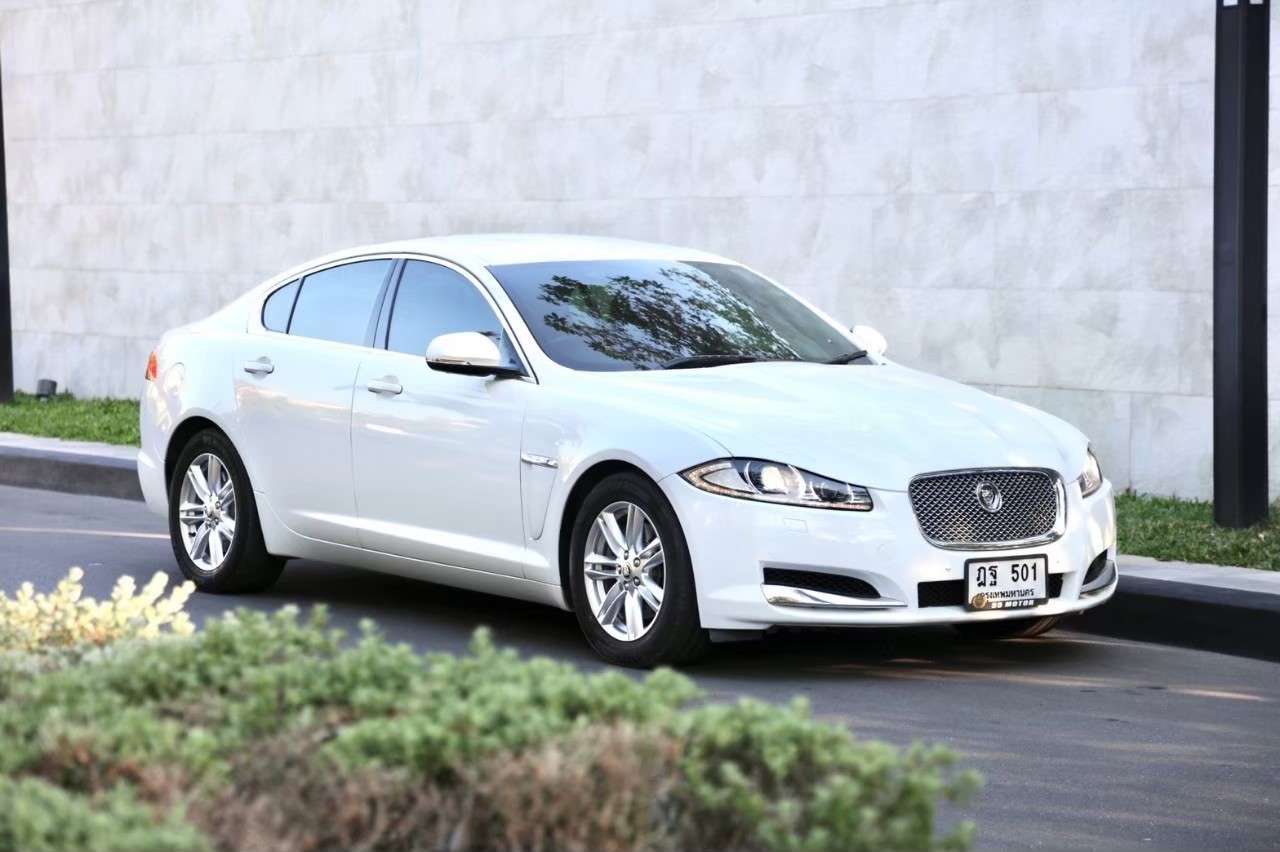 2012 Jaguar XF (X260) สีขาว