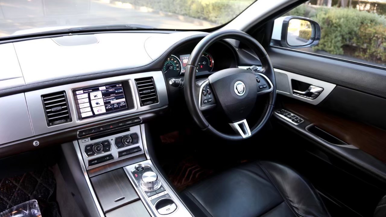 2012 Jaguar XF (X260) สีขาว (รูปที่ 7)