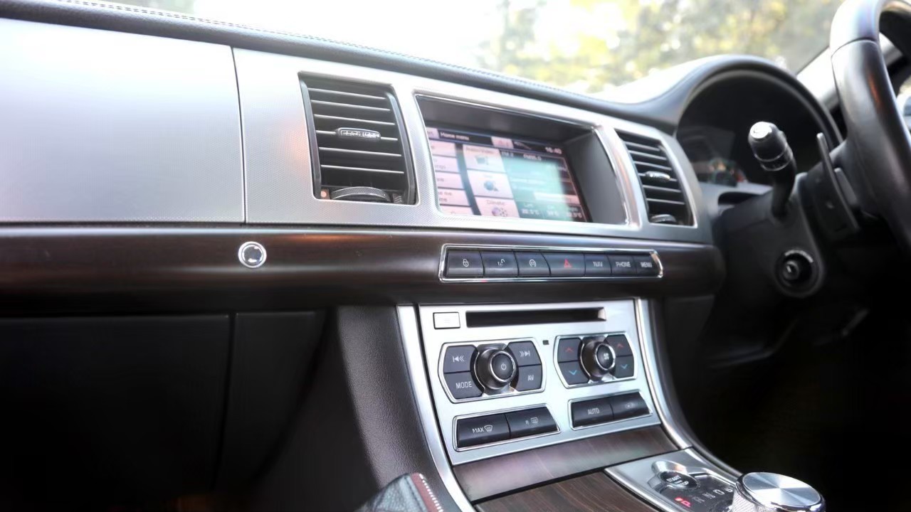 2012 Jaguar XF (X260) สีขาว (รูปที่ 4)