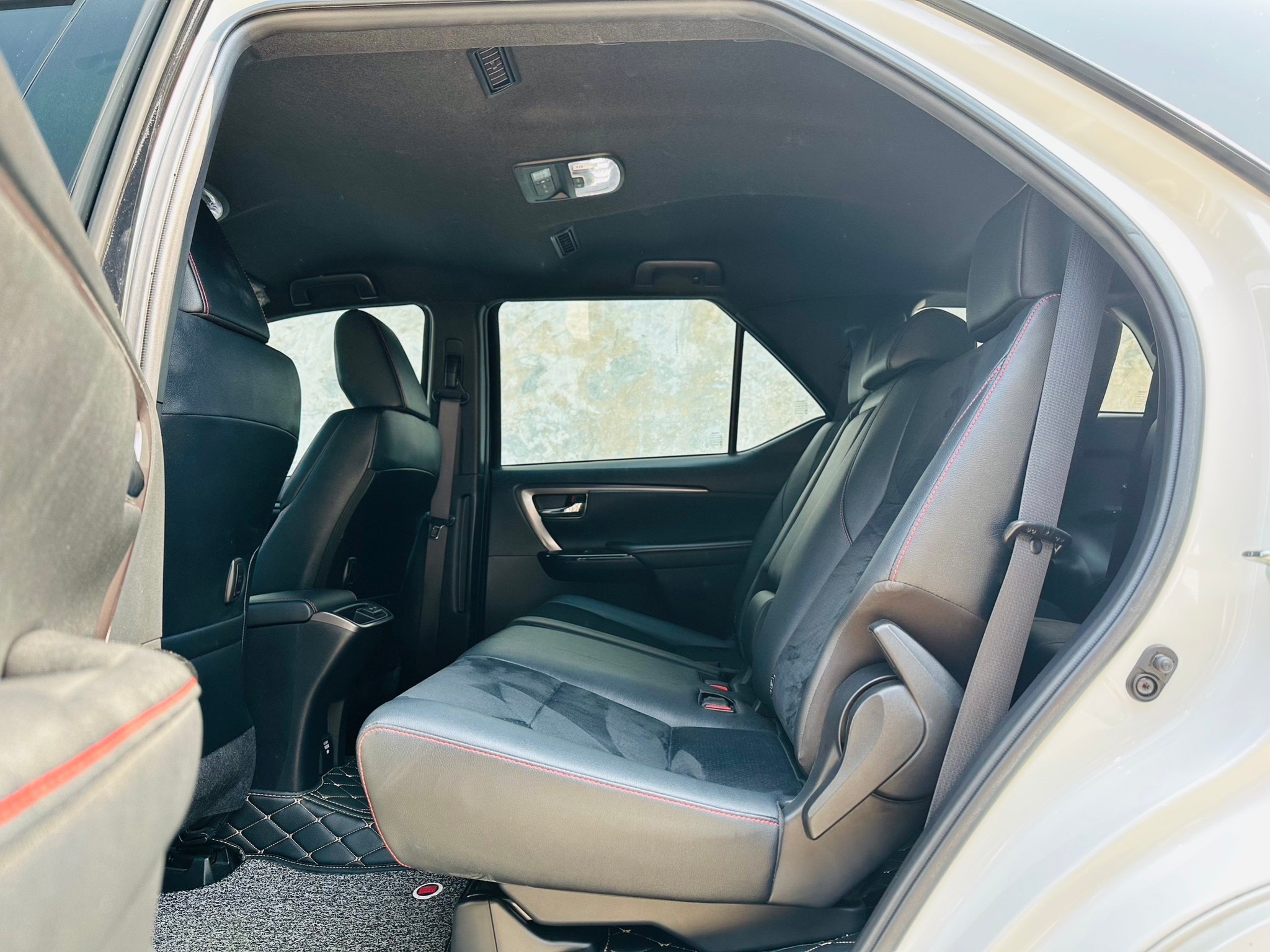 2021 Toyota Fortuner สีขาว (รูปที่ 3)