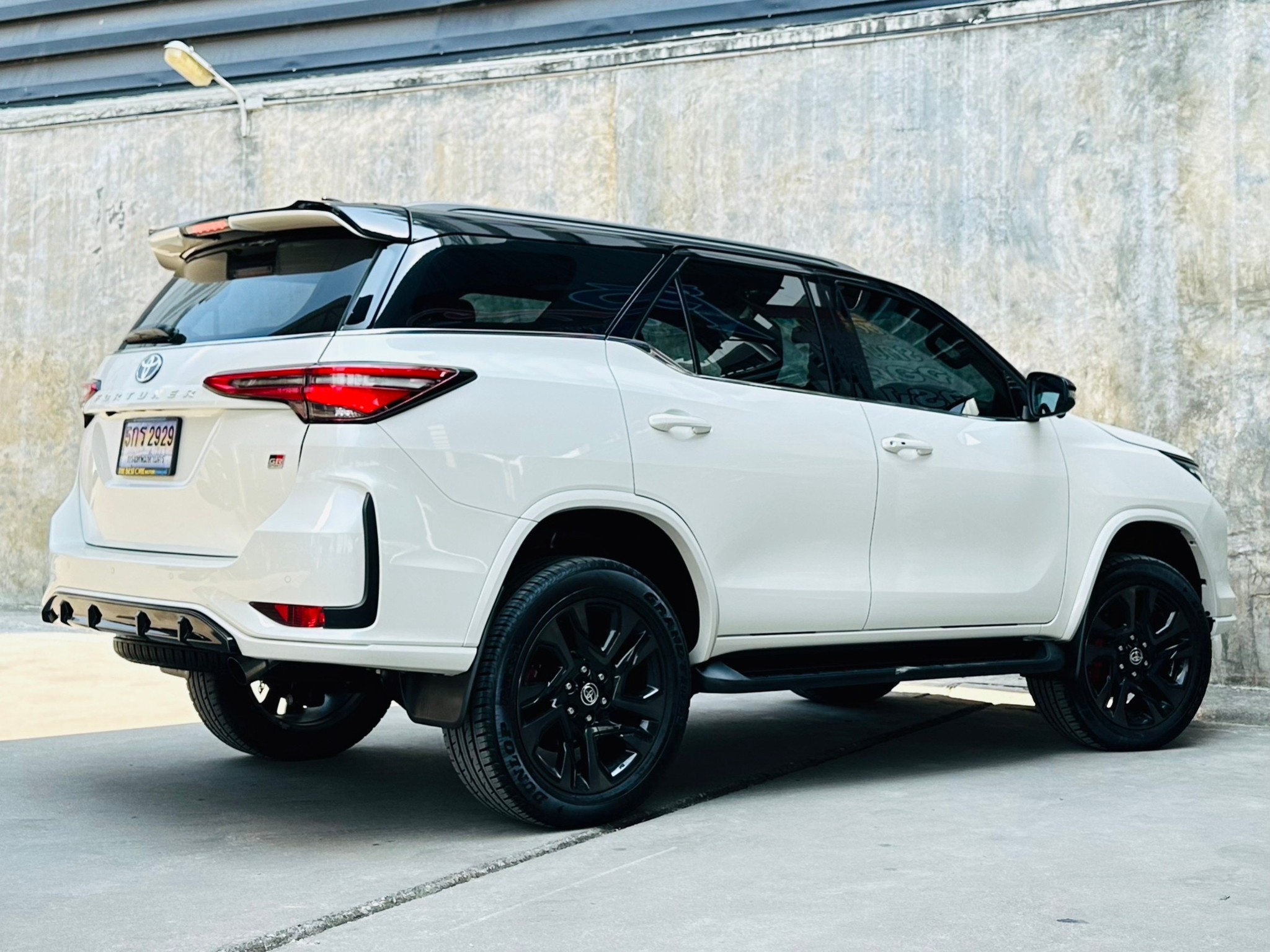 2021 Toyota Fortuner สีขาว