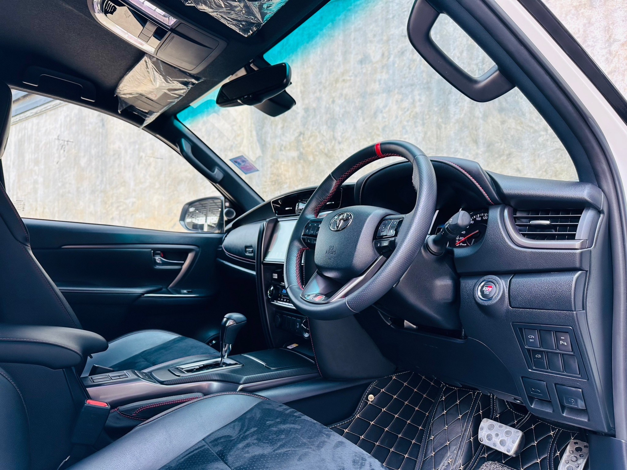 2021 Toyota Fortuner สีขาว (รูปที่ 4)