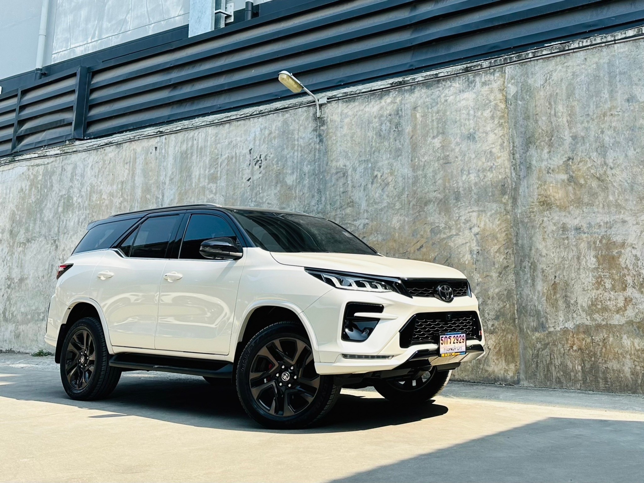 2021 Toyota Fortuner สีขาว (รูปที่ 2)