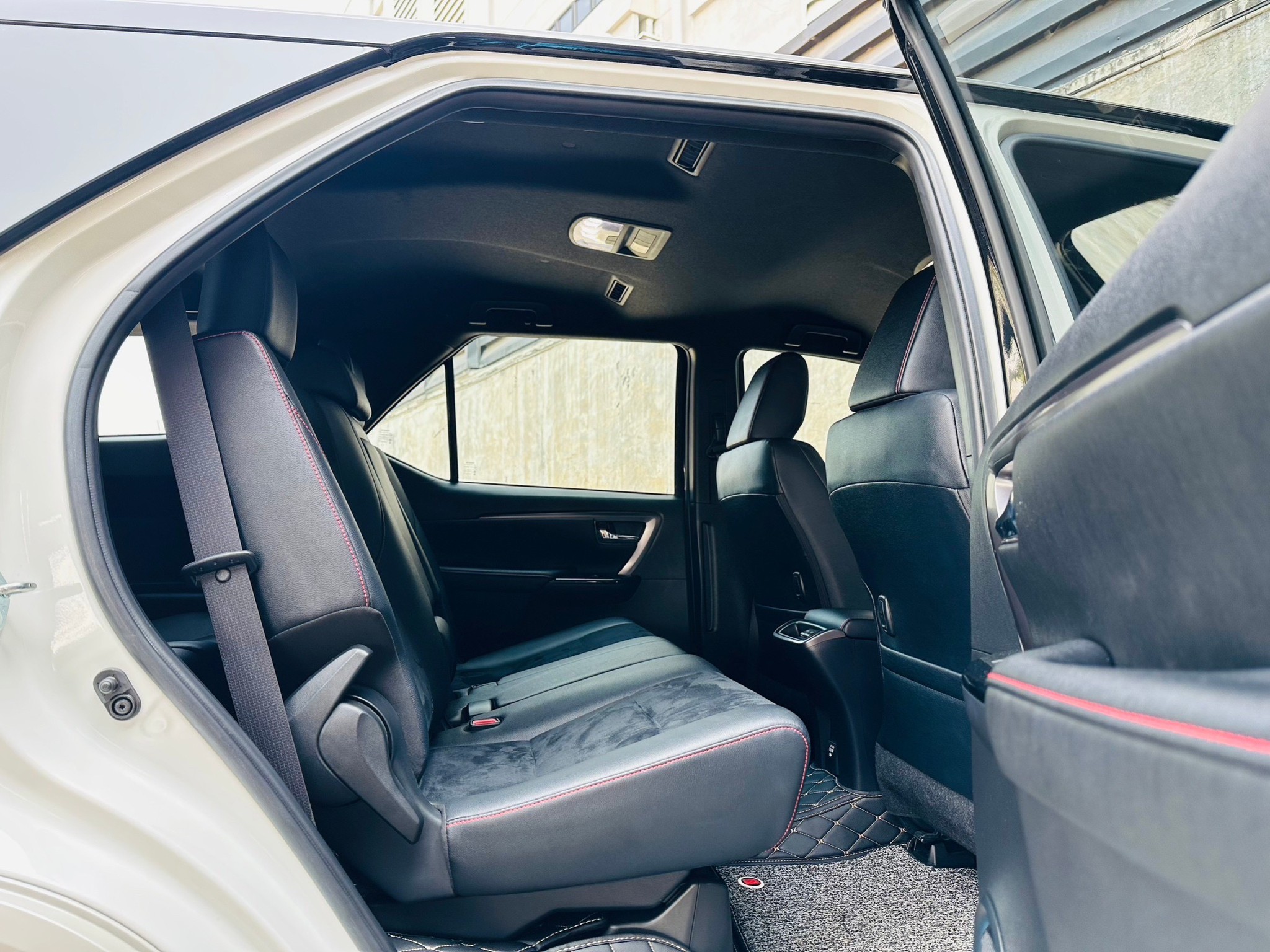 2021 Toyota Fortuner สีขาว (รูปที่ 5)