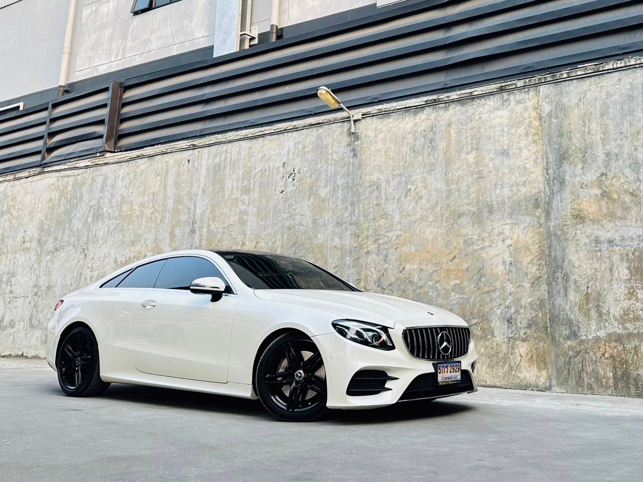 2018 Mercedes-Benz E-Class W213 E300 สีขาว (รูปที่ 4)