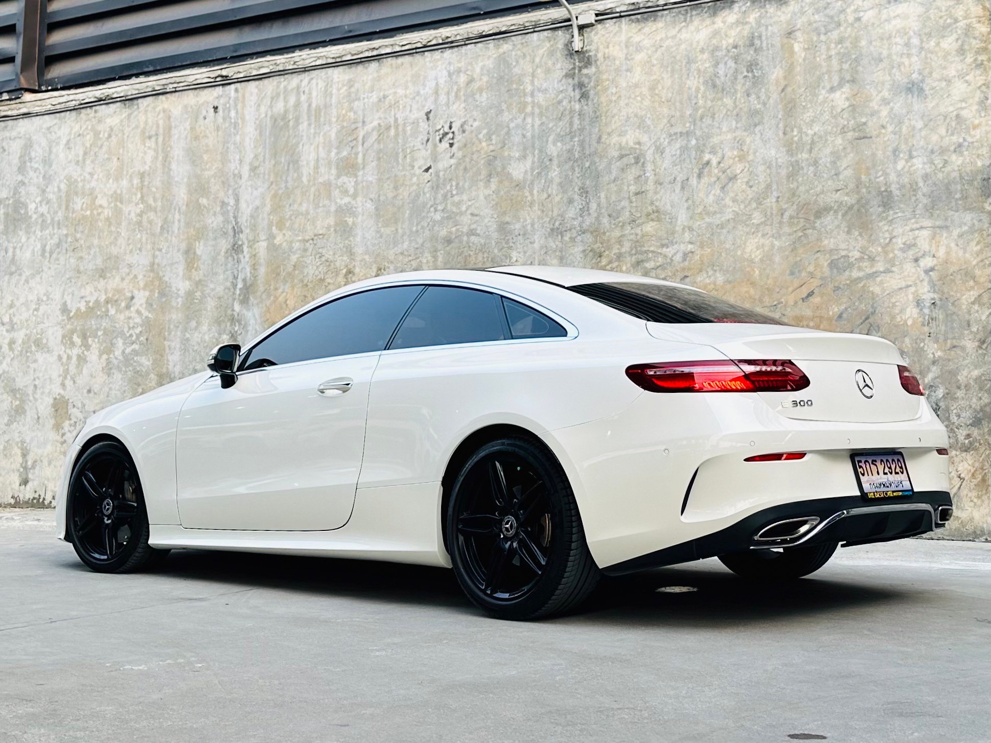 2018 Mercedes-Benz E-Class W213 E300 สีขาว (รูปที่ 13)