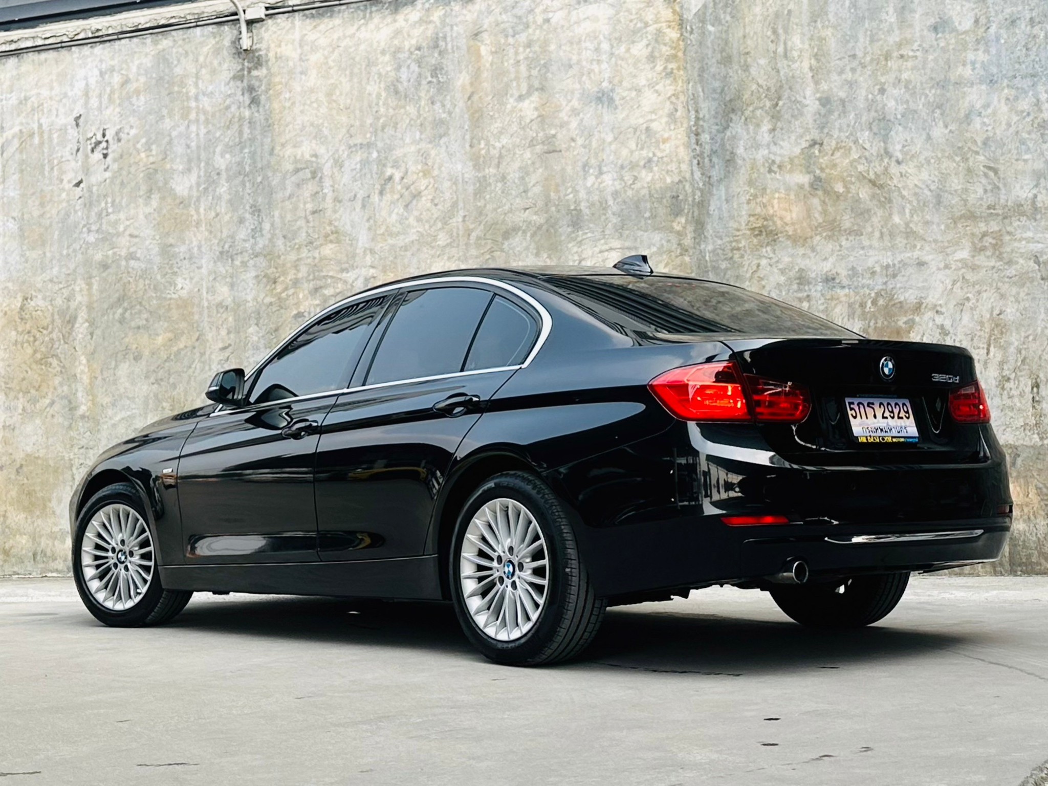 2014 BMW 3 Series F30 320d สีดำ (รูปที่ 9)