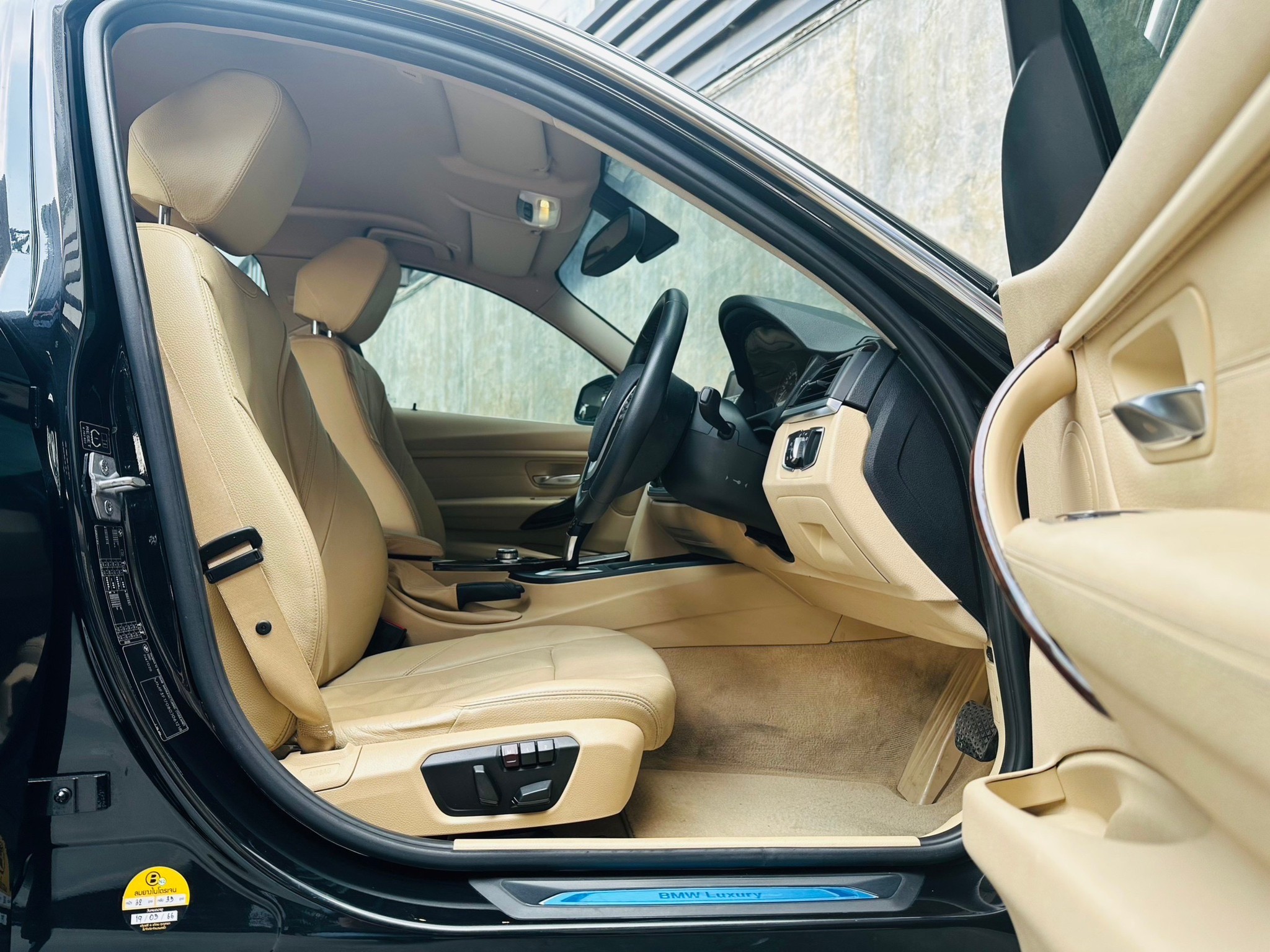 2014 BMW 3 Series F30 320d สีดำ (รูปที่ 3)