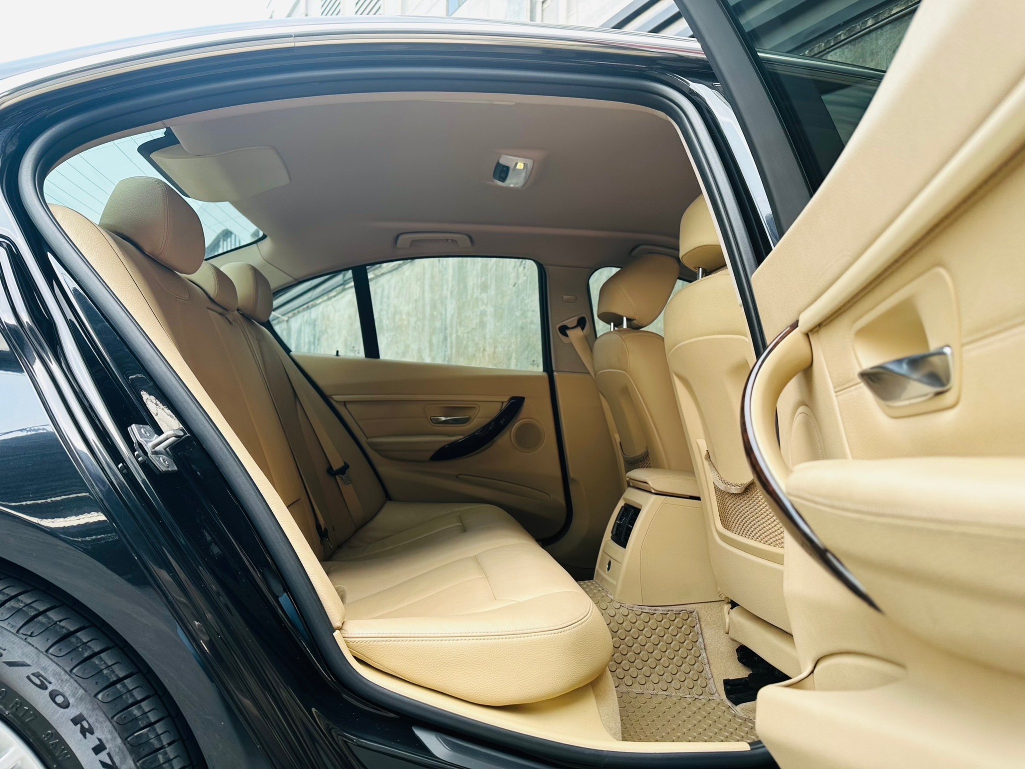 2014 BMW 3 Series F30 320d สีดำ (รูปที่ 11)
