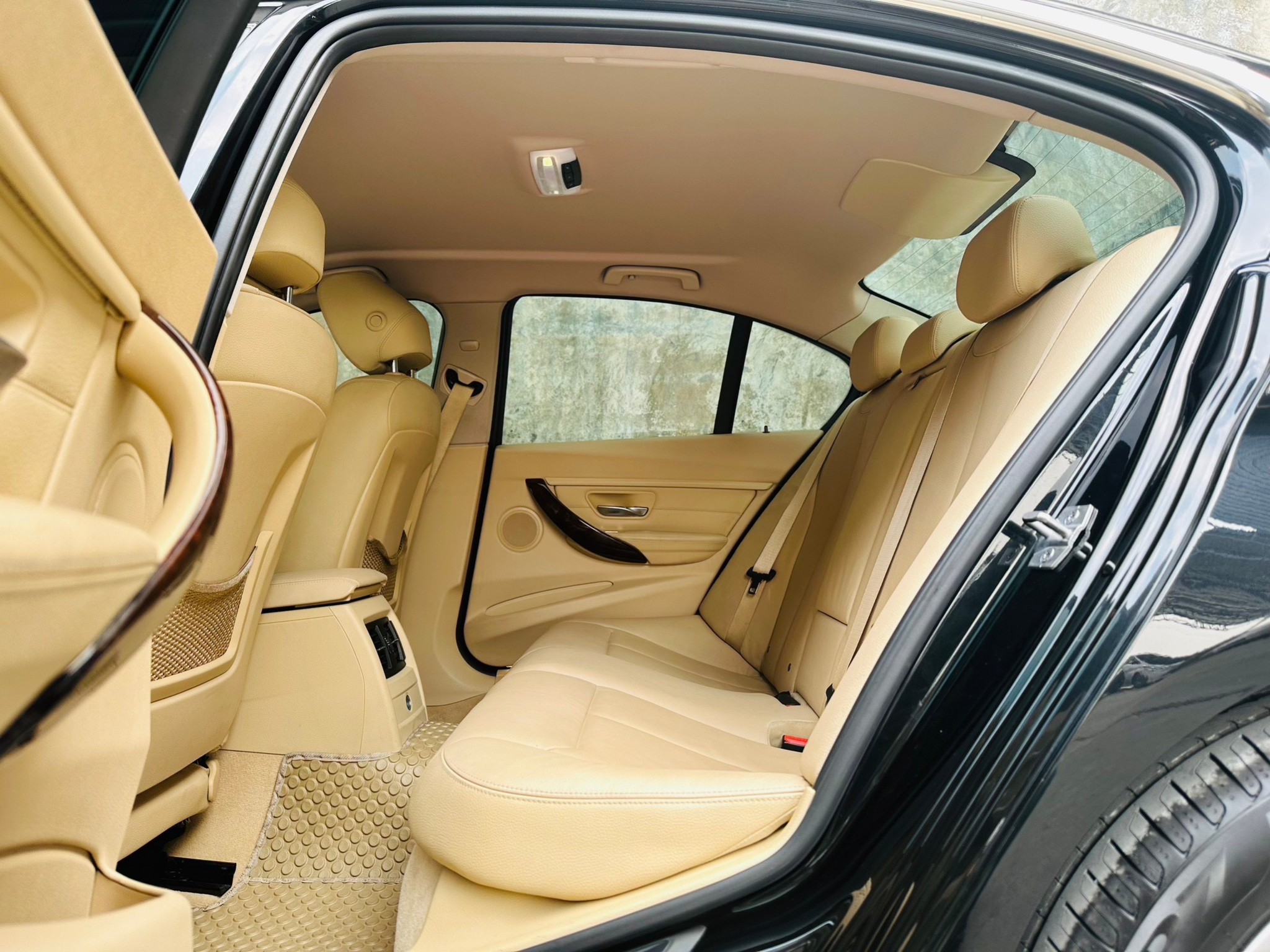 2014 BMW 3 Series F30 320d สีดำ (รูปที่ 13)