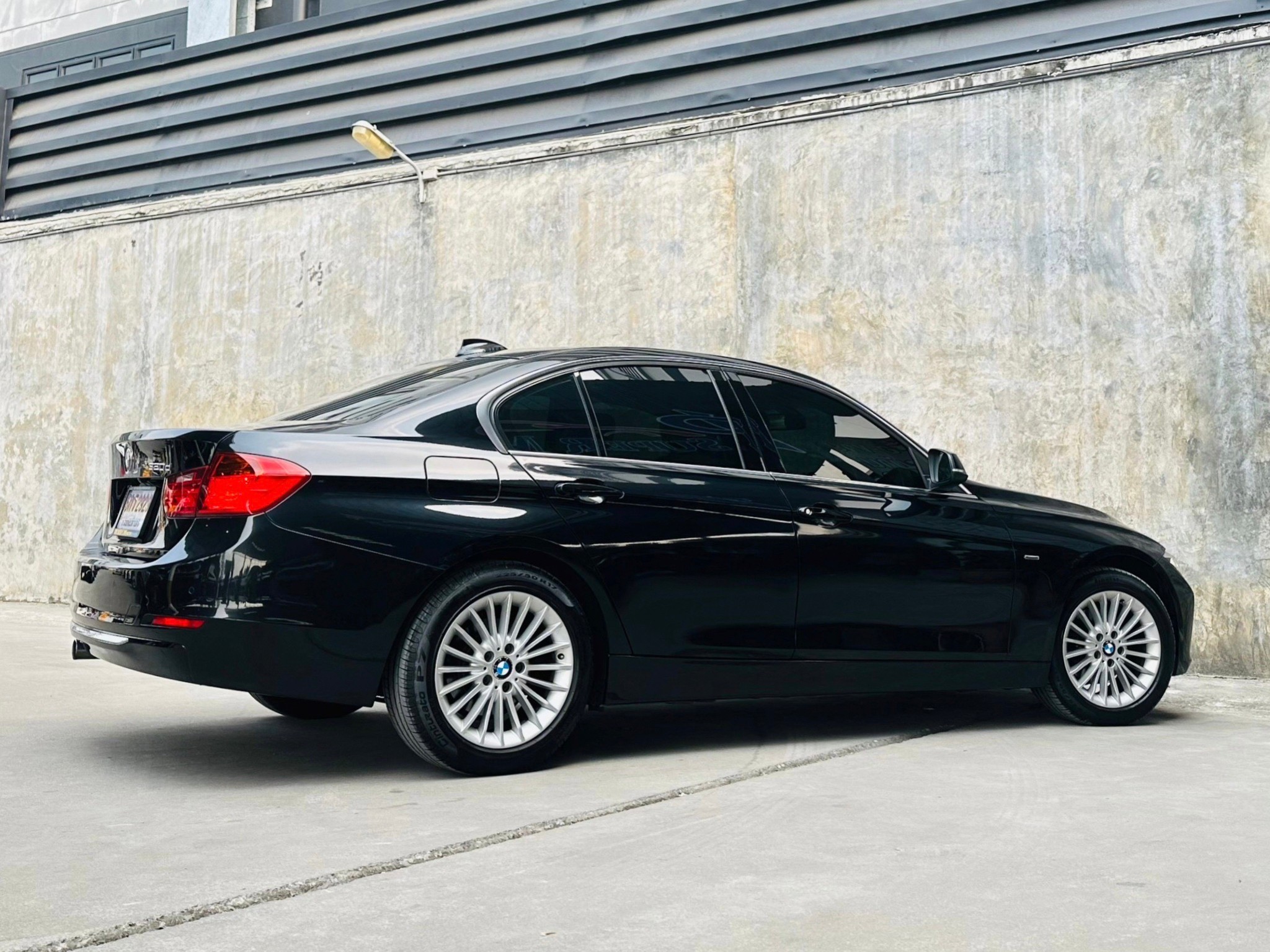 2014 BMW 3 Series F30 320d สีดำ (รูปที่ 5)
