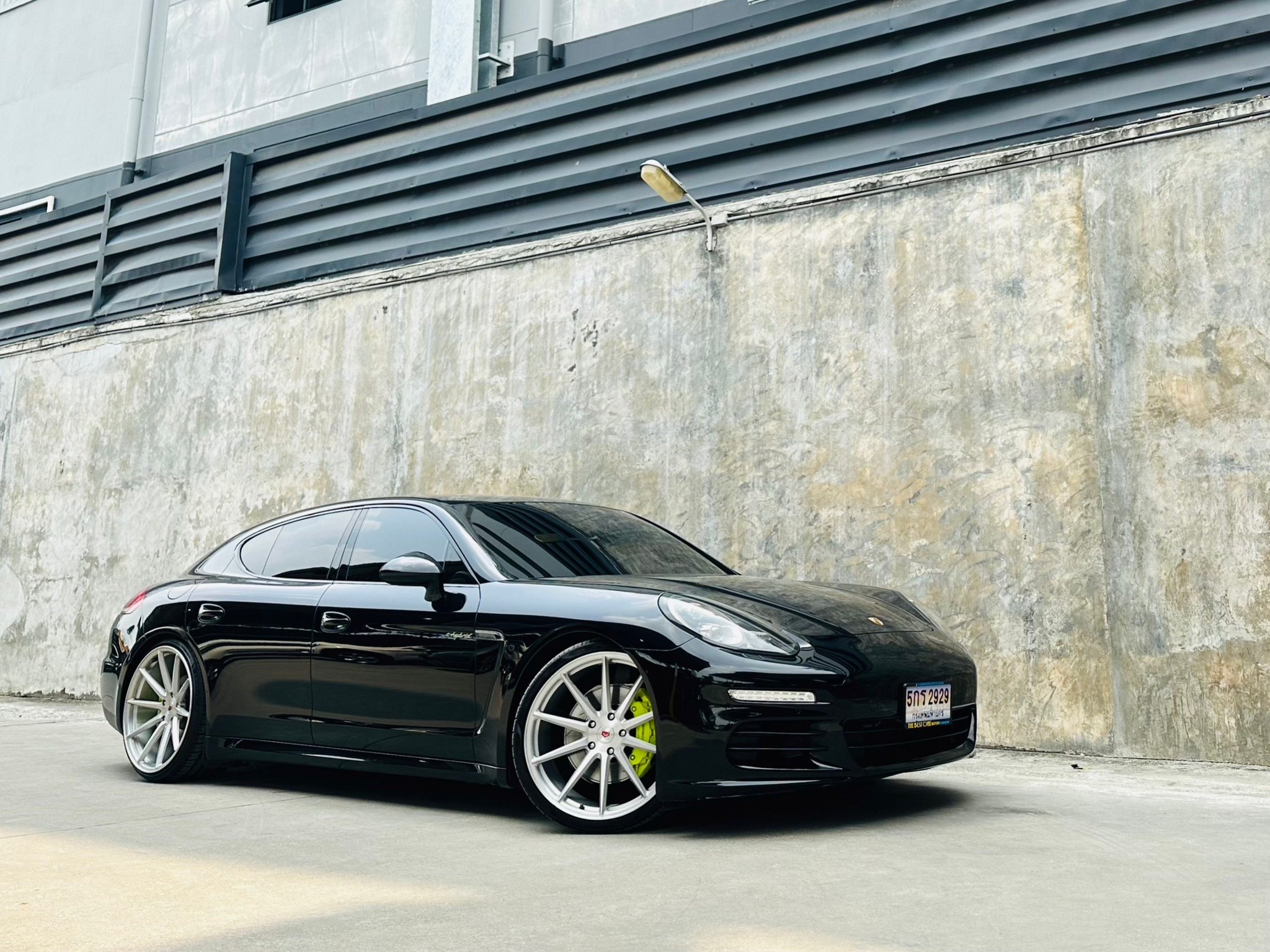 2015 Porsche Panamera สีดำ (รูปที่ 2)
