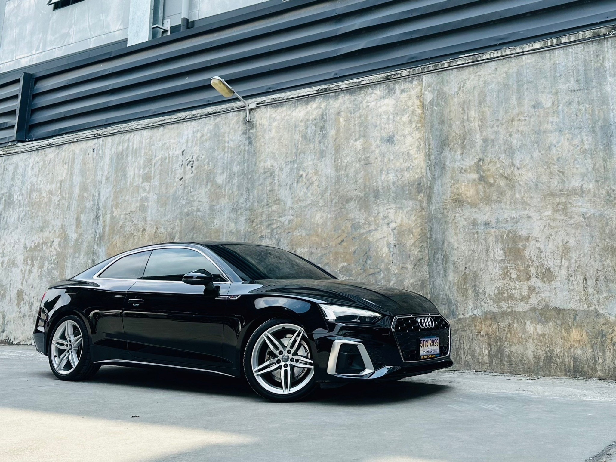 2021 Audi A5 Coupe สีแดง