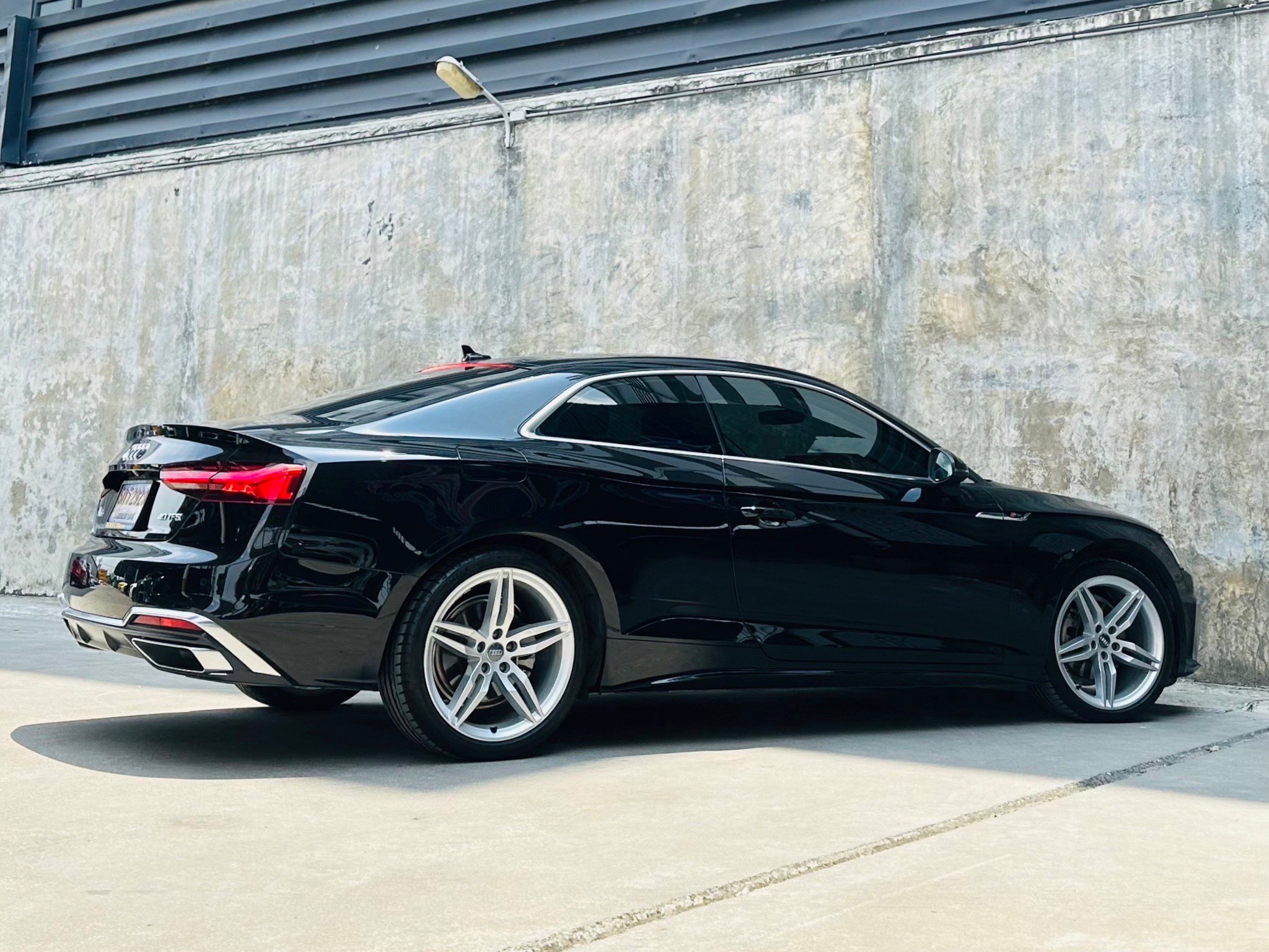 2021 Audi A5 Coupe สีแดง