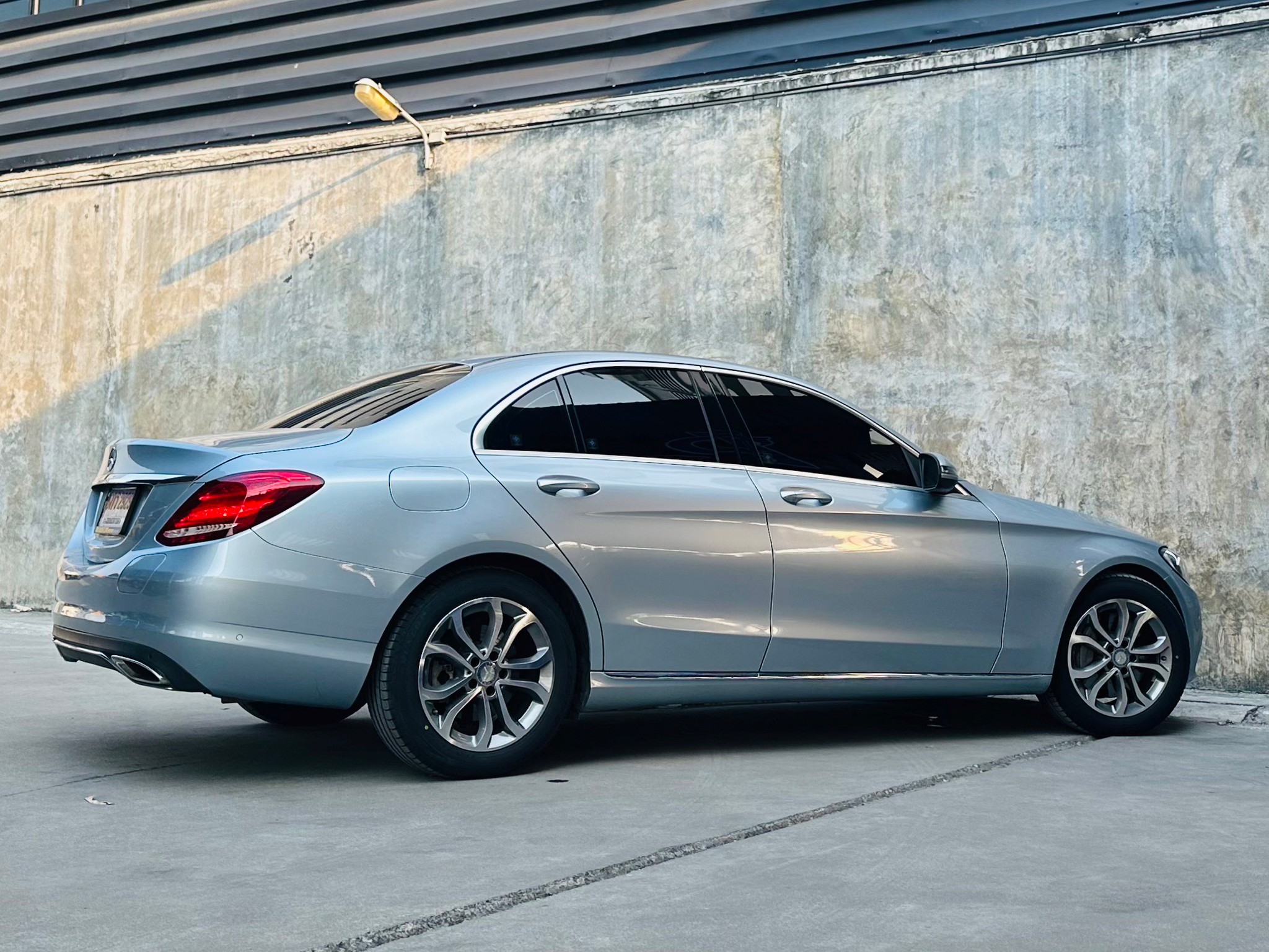 2016 Mercedes-Benz C350e Plug-in Hybrid สีเงิน (รูปที่ 3)