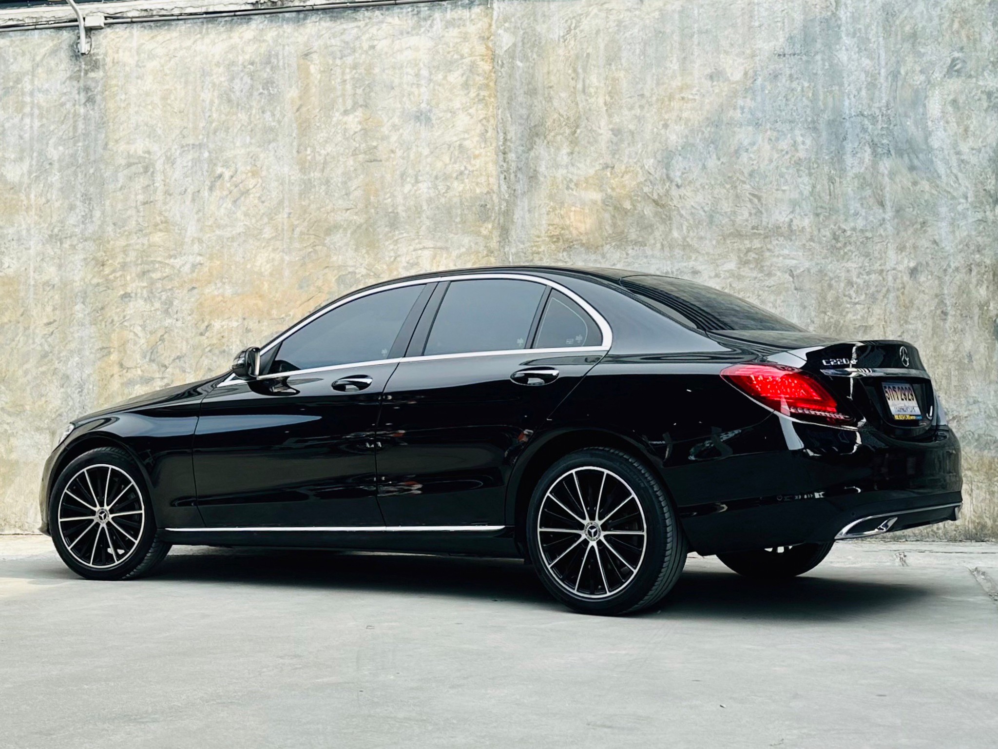 2019 Mercedes-Benz C 220d Exclusive Facelift สีดำ (รูปที่ 2)