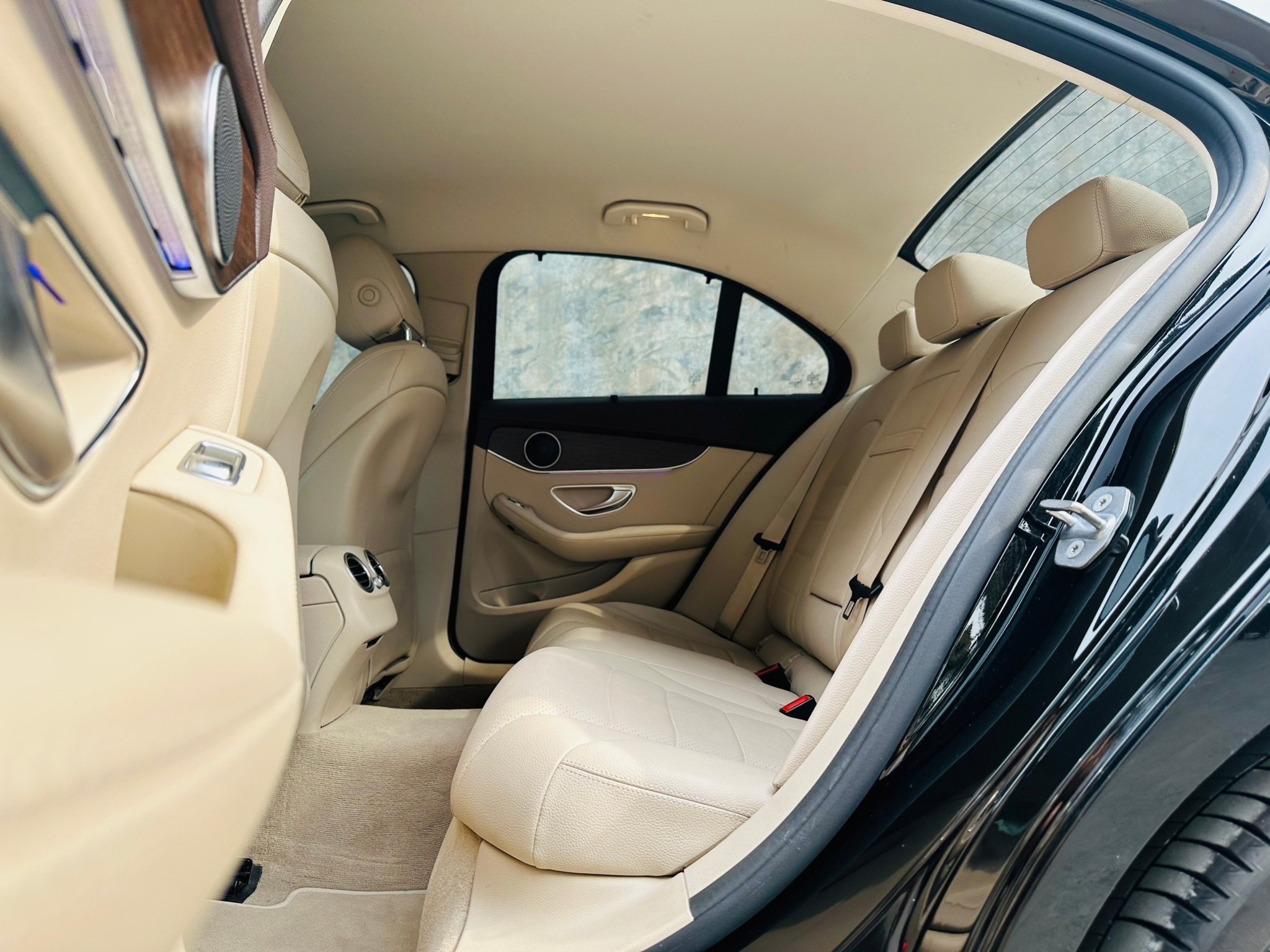 2019 Mercedes-Benz C 220d Exclusive Facelift สีดำ (รูปที่ 3)