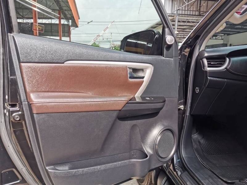 Toyota Fortuner GEN 2 ปี 2017 สีดำ (รูปที่ 8)