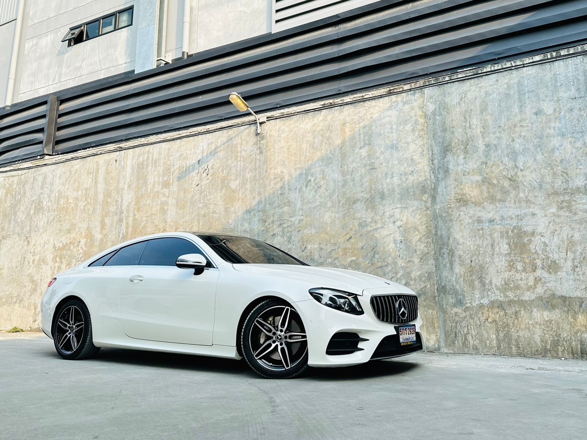 2018 Mercedes-Benz E-Class W213 E300 สีขาว (รูปที่ 2)