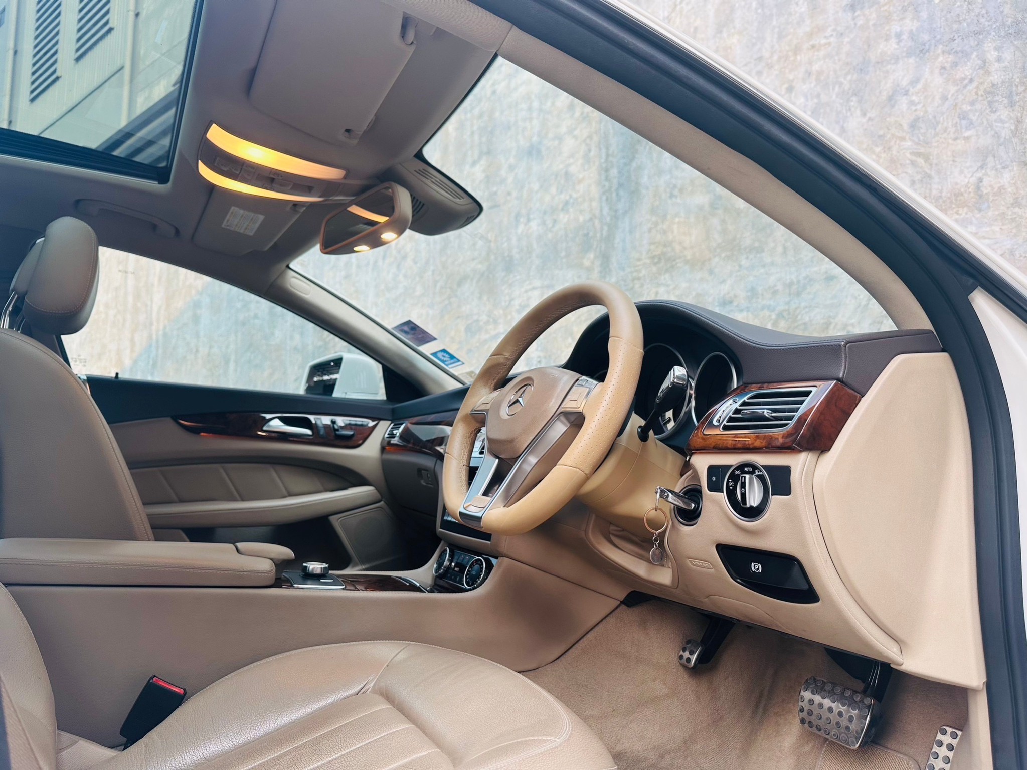 2013 Mercedes-Benz CLS-Class W218 CLS250 สีขาว (รูปที่ 3)