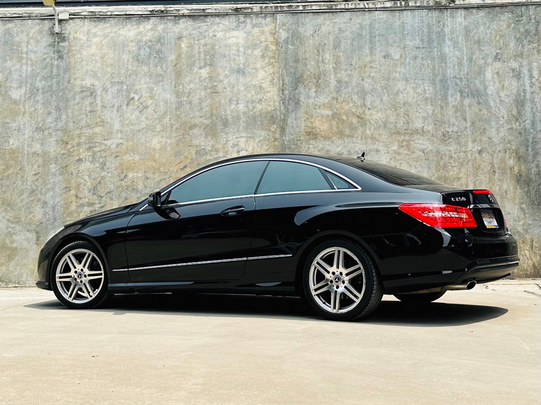 2013 Mercedes-Benz E-Class W212 E250 สีดำ (รูปที่ 4)