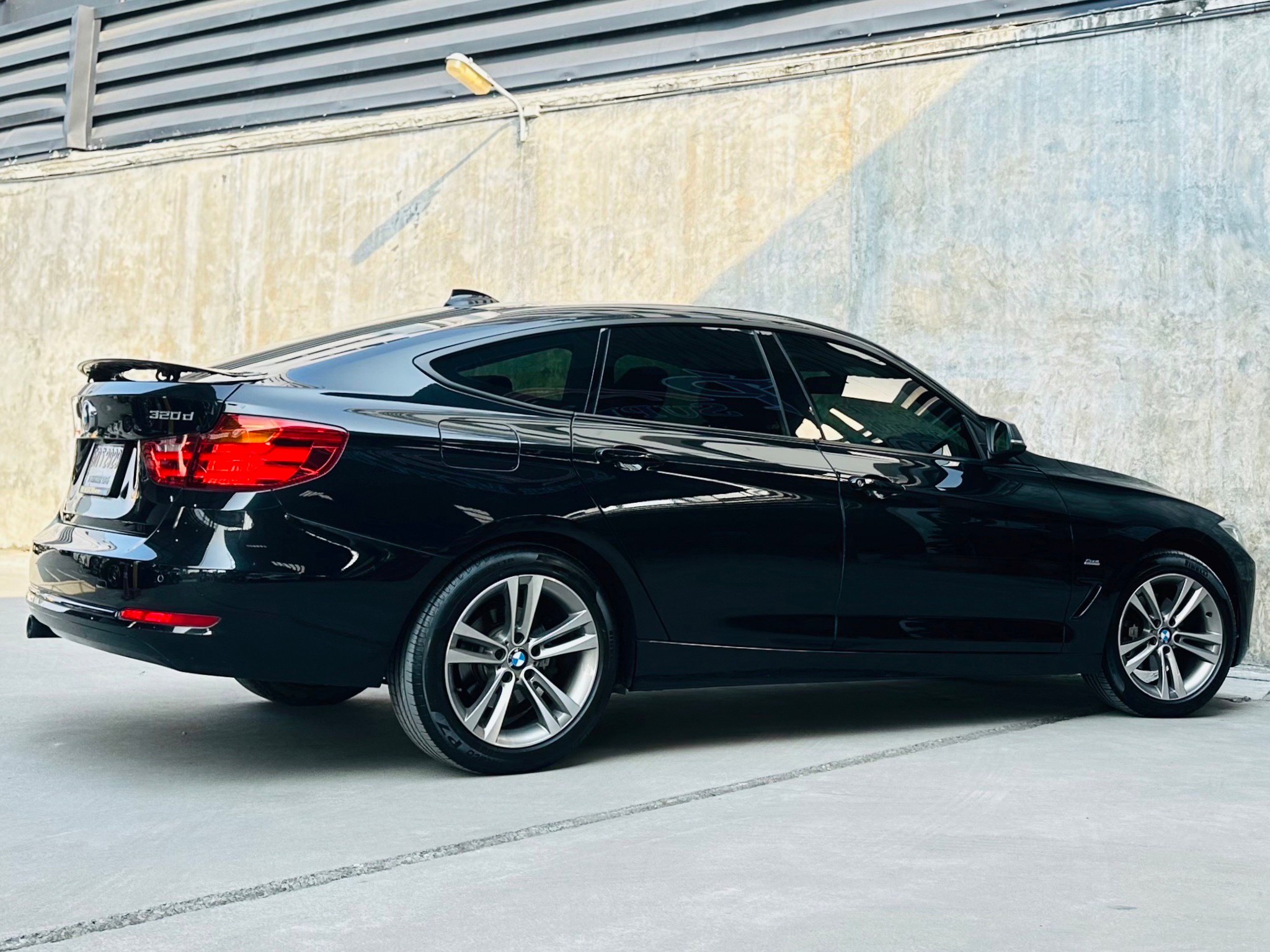 2016 BMW 3 Series G20 320d สีดำ (รูปที่ 8)