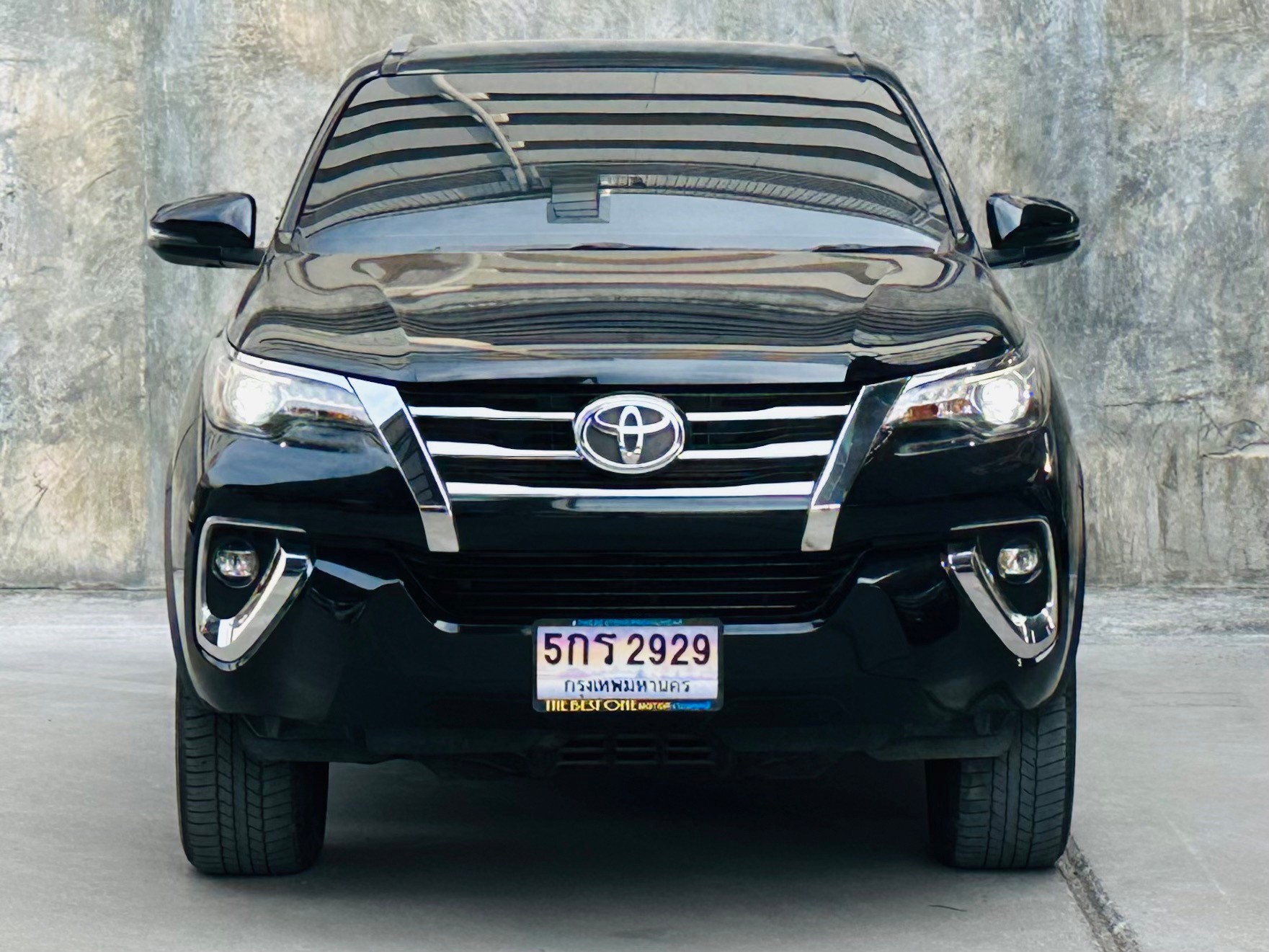 2019 Toyota Fortuner สีดำ (รูปที่ 4)