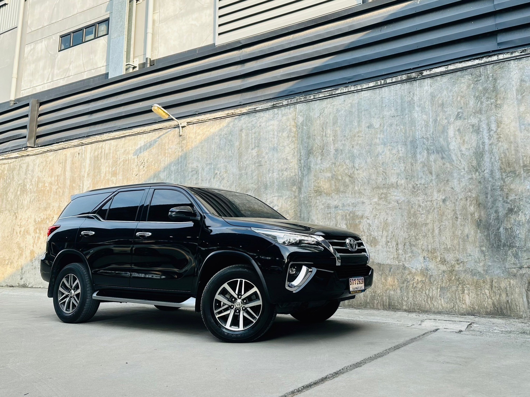 2019 Toyota Fortuner สีดำ (รูปที่ 6)