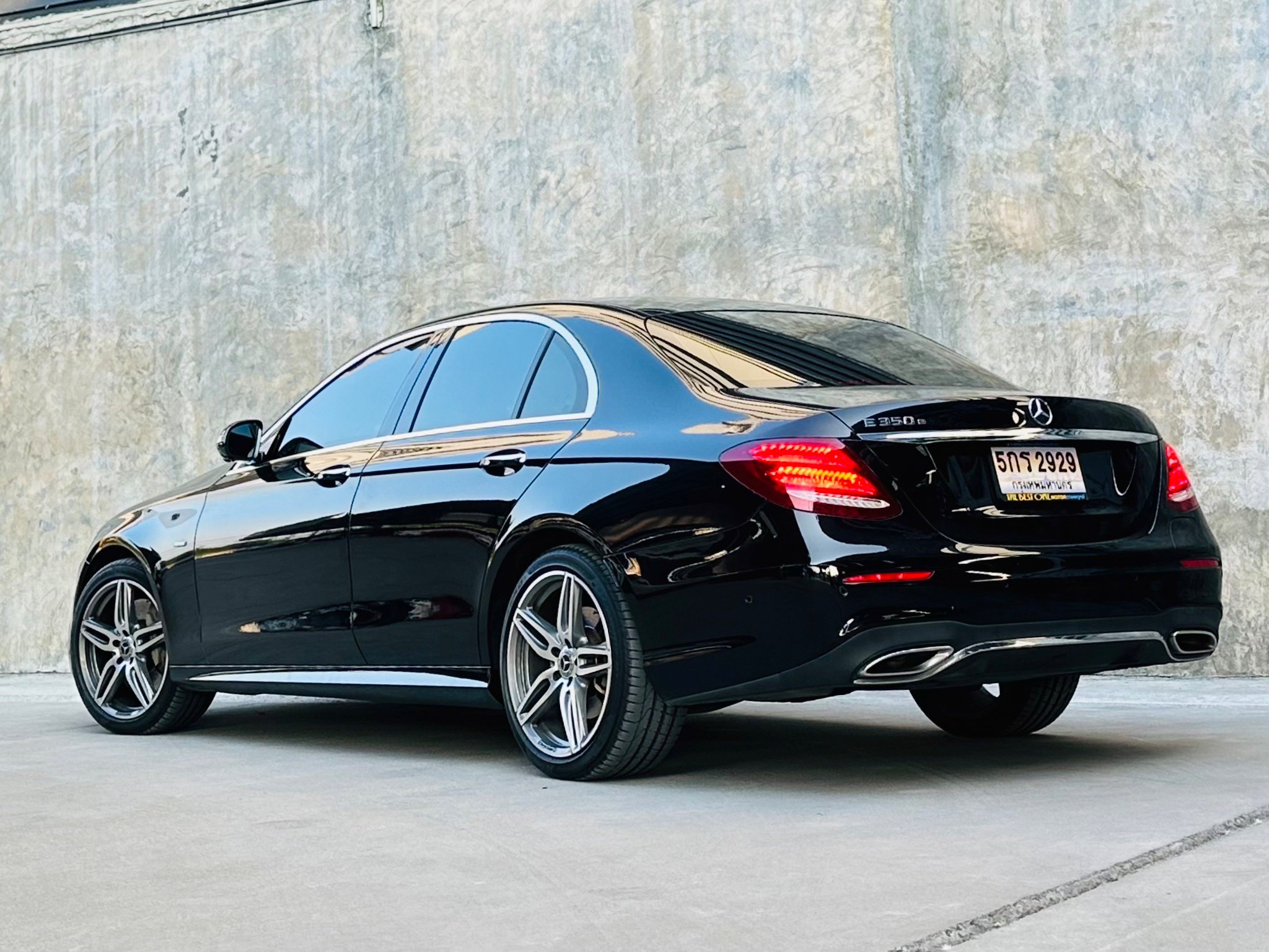 2018 Mercedes-Benz E-Class W213 E350 สีดำ (รูปที่ 2)