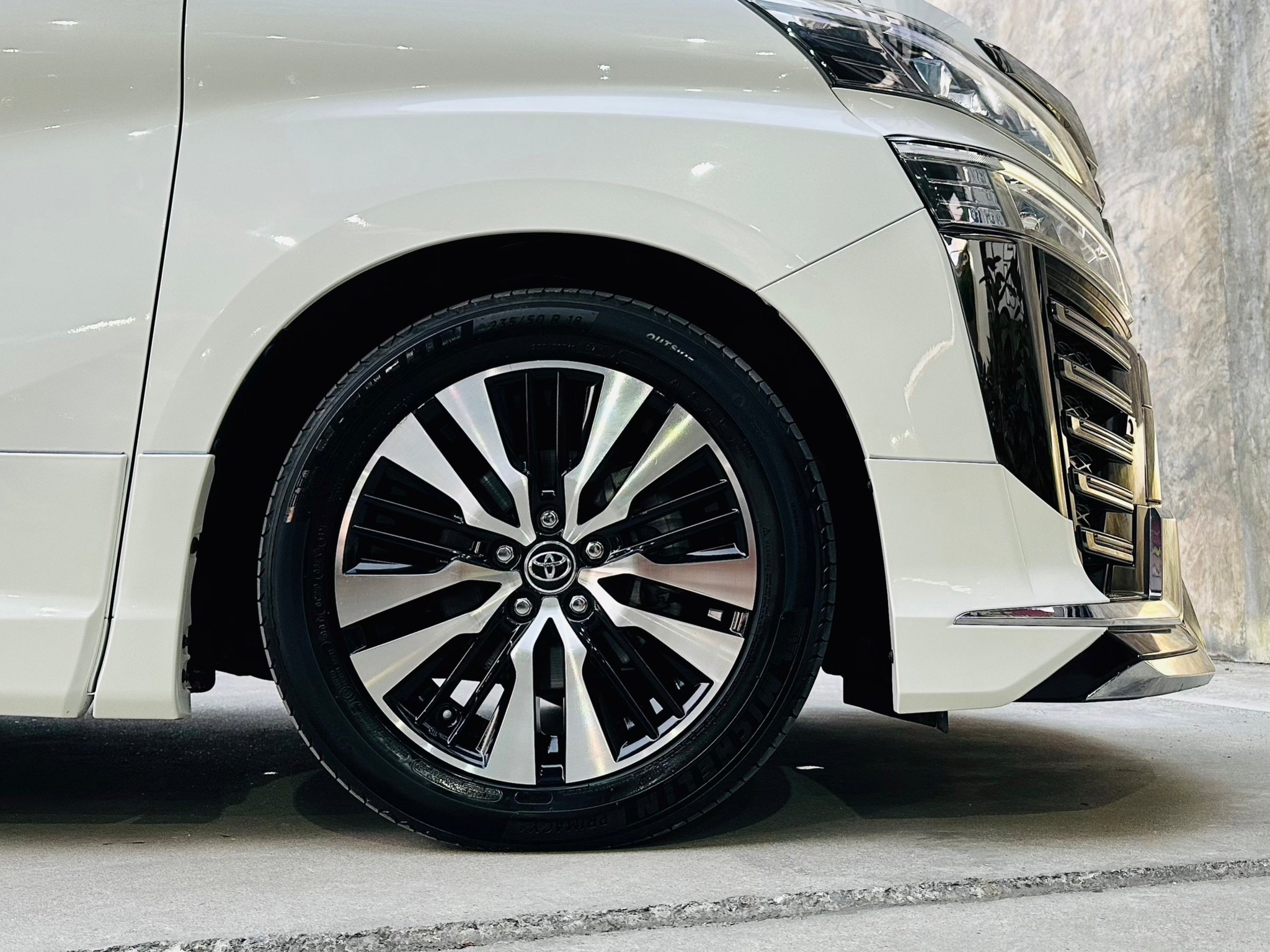 2019 Toyota Vellfire สีขาว (รูปที่ 13)