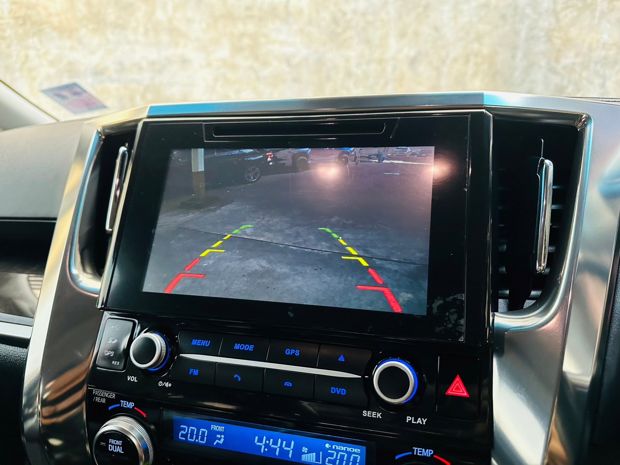 2019 Toyota Vellfire สีขาว (รูปที่ 15)