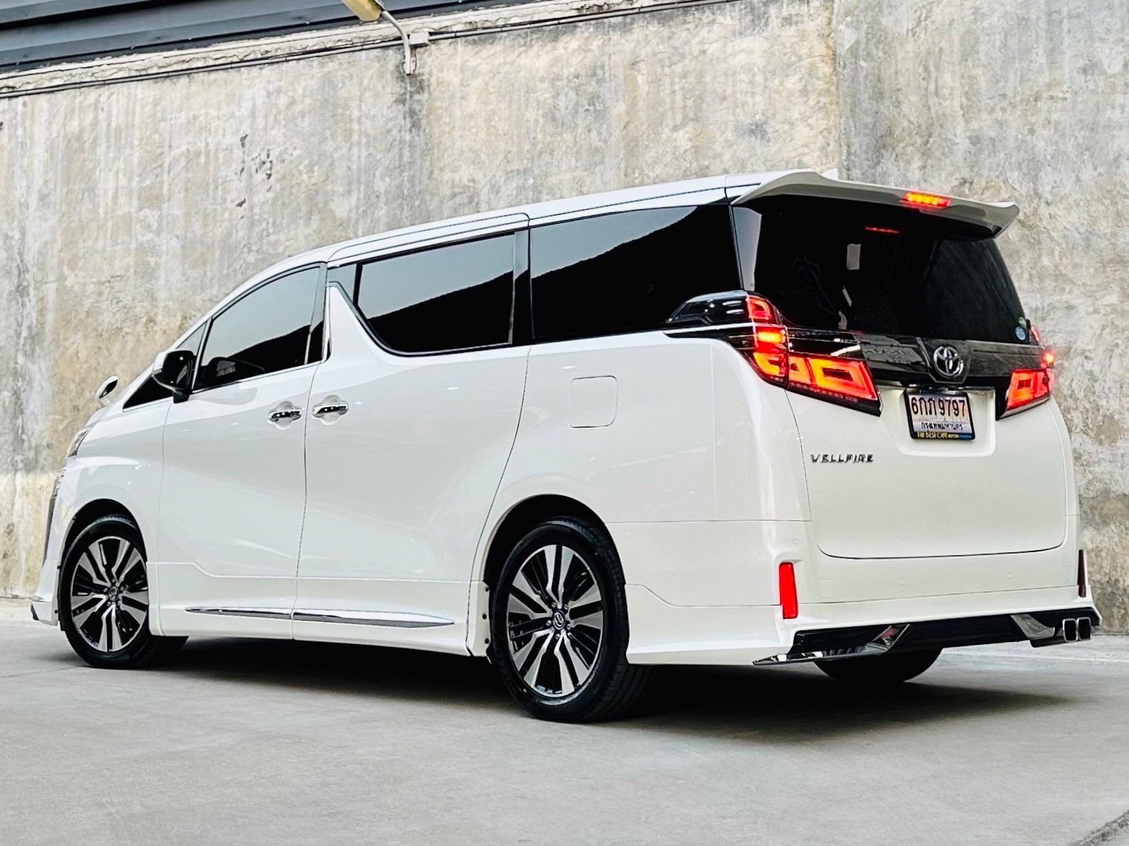 2019 Toyota Vellfire สีขาว (รูปที่ 8)