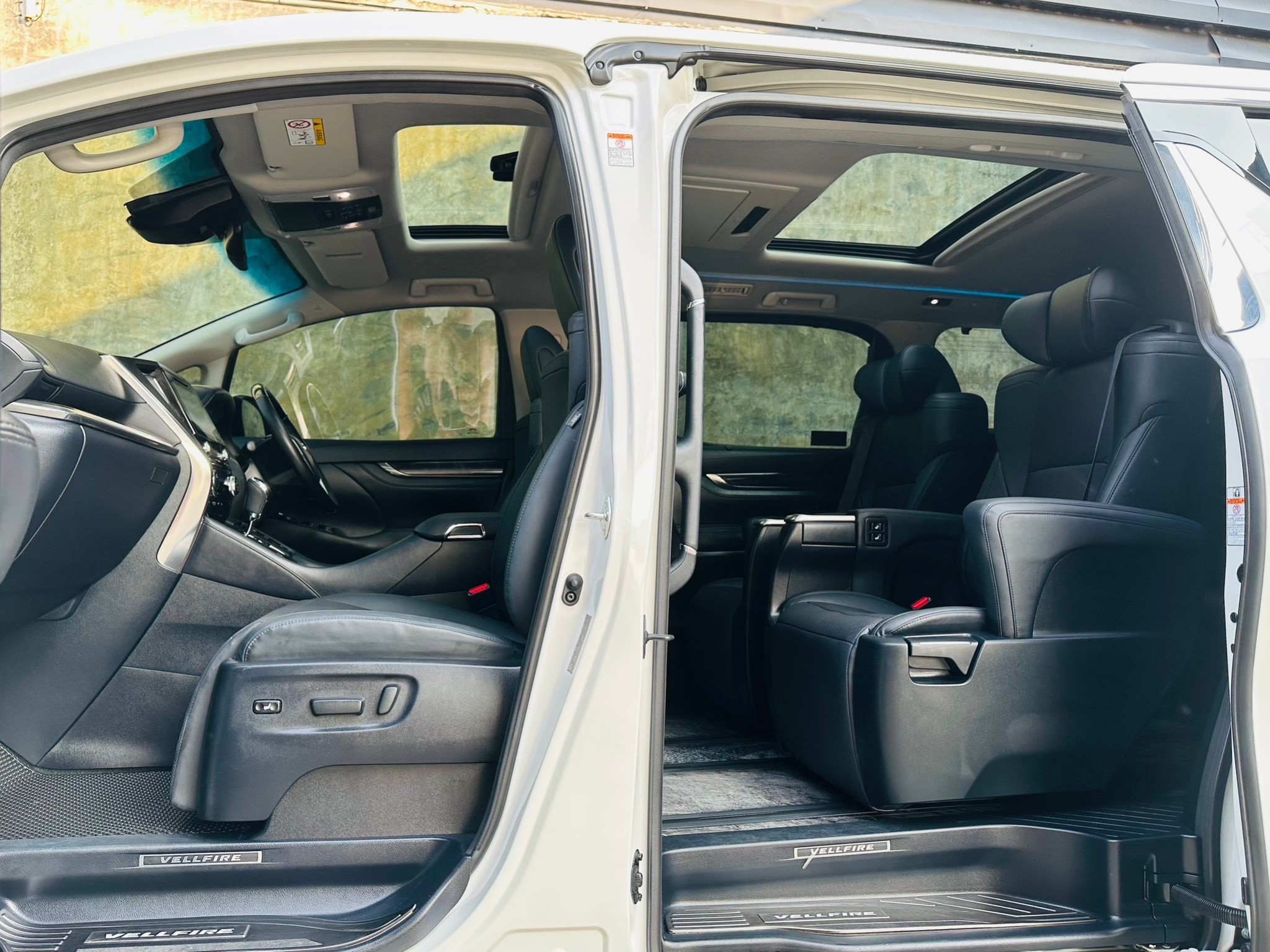 2019 Toyota Vellfire สีขาว (รูปที่ 12)