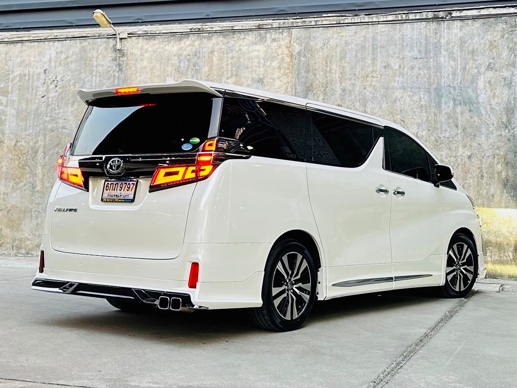 2019 Toyota Vellfire สีขาว (รูปที่ 9)