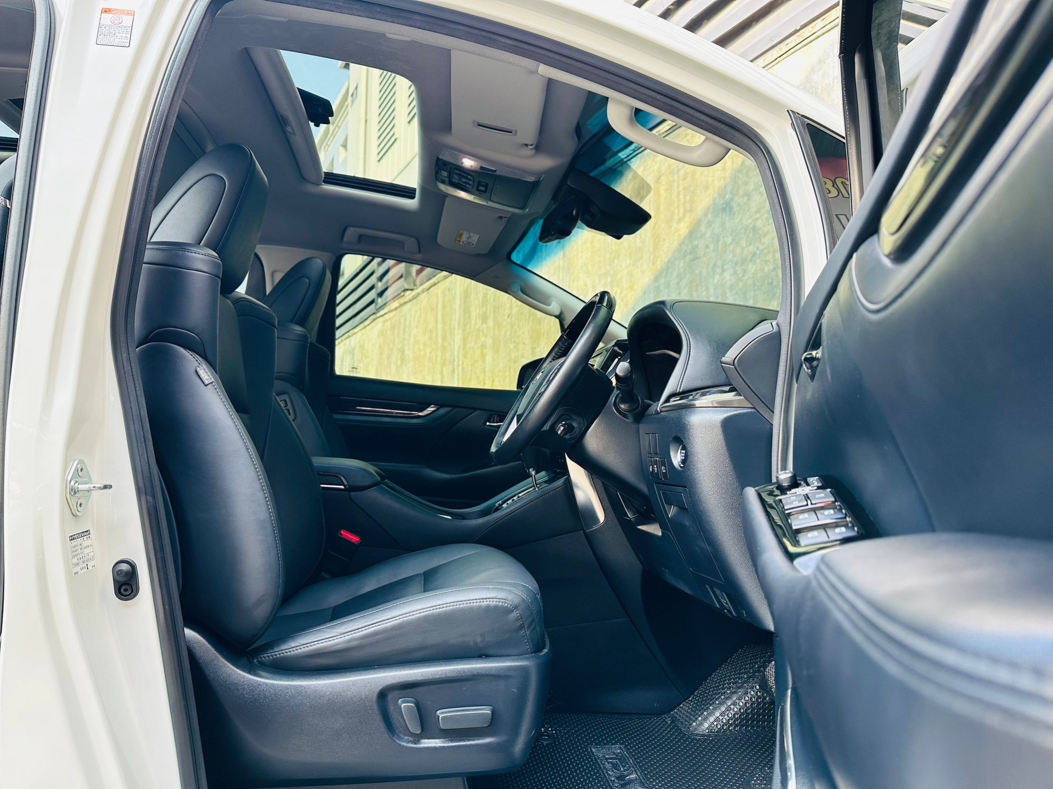 2019 Toyota Vellfire สีขาว (รูปที่ 4)