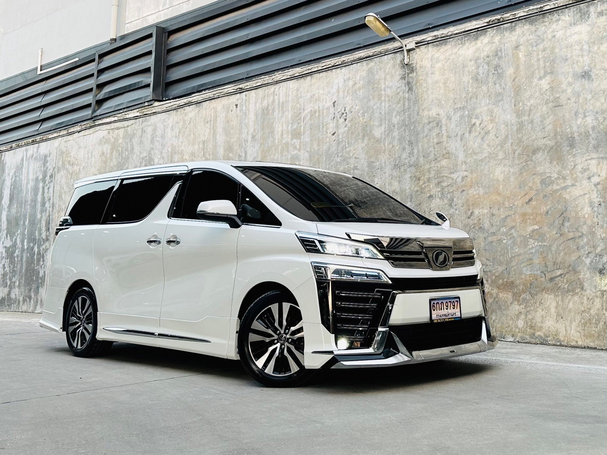 2019 Toyota Vellfire สีขาว (รูปที่ 17)