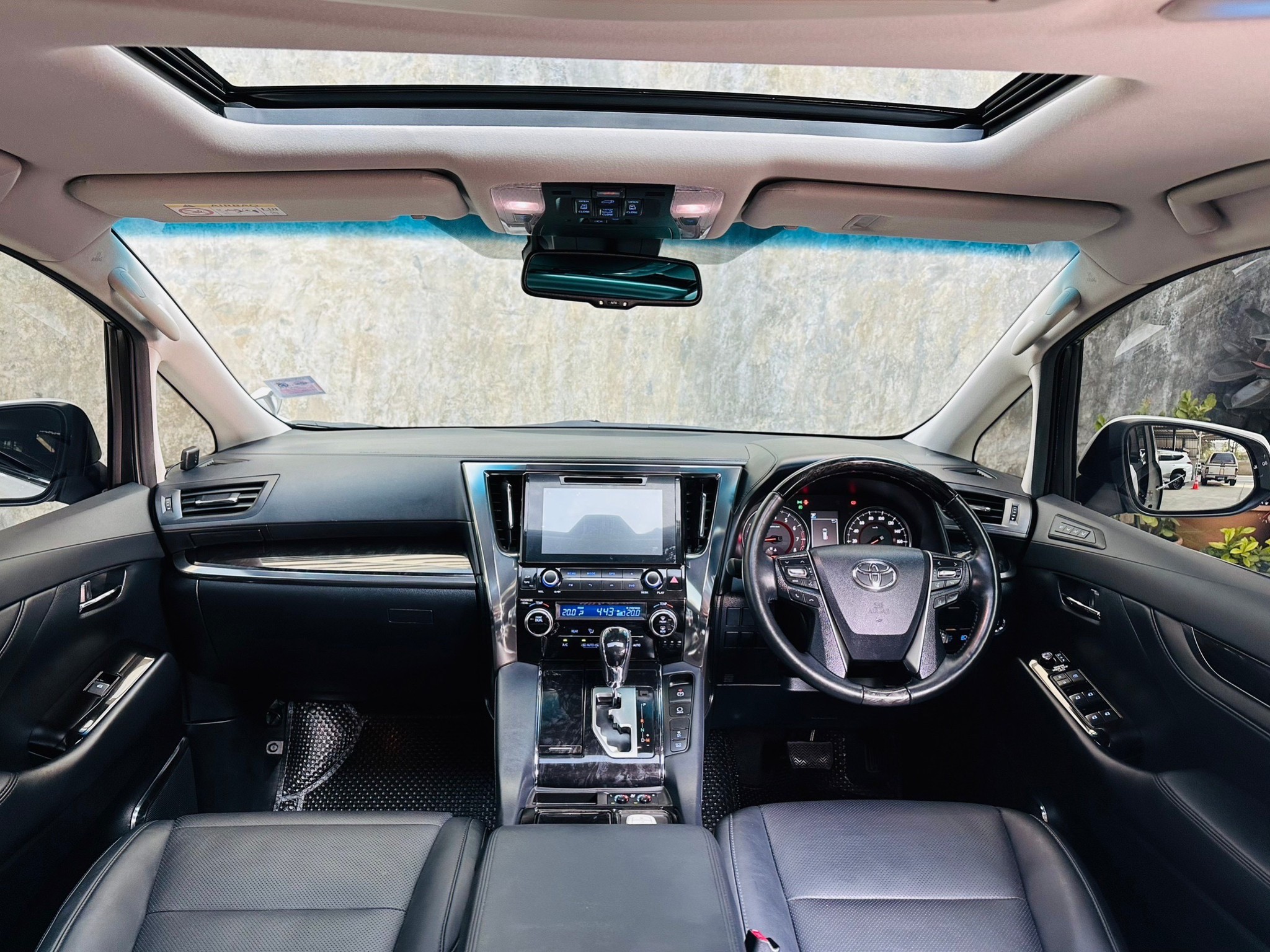 2019 Toyota Vellfire สีขาว (รูปที่ 5)