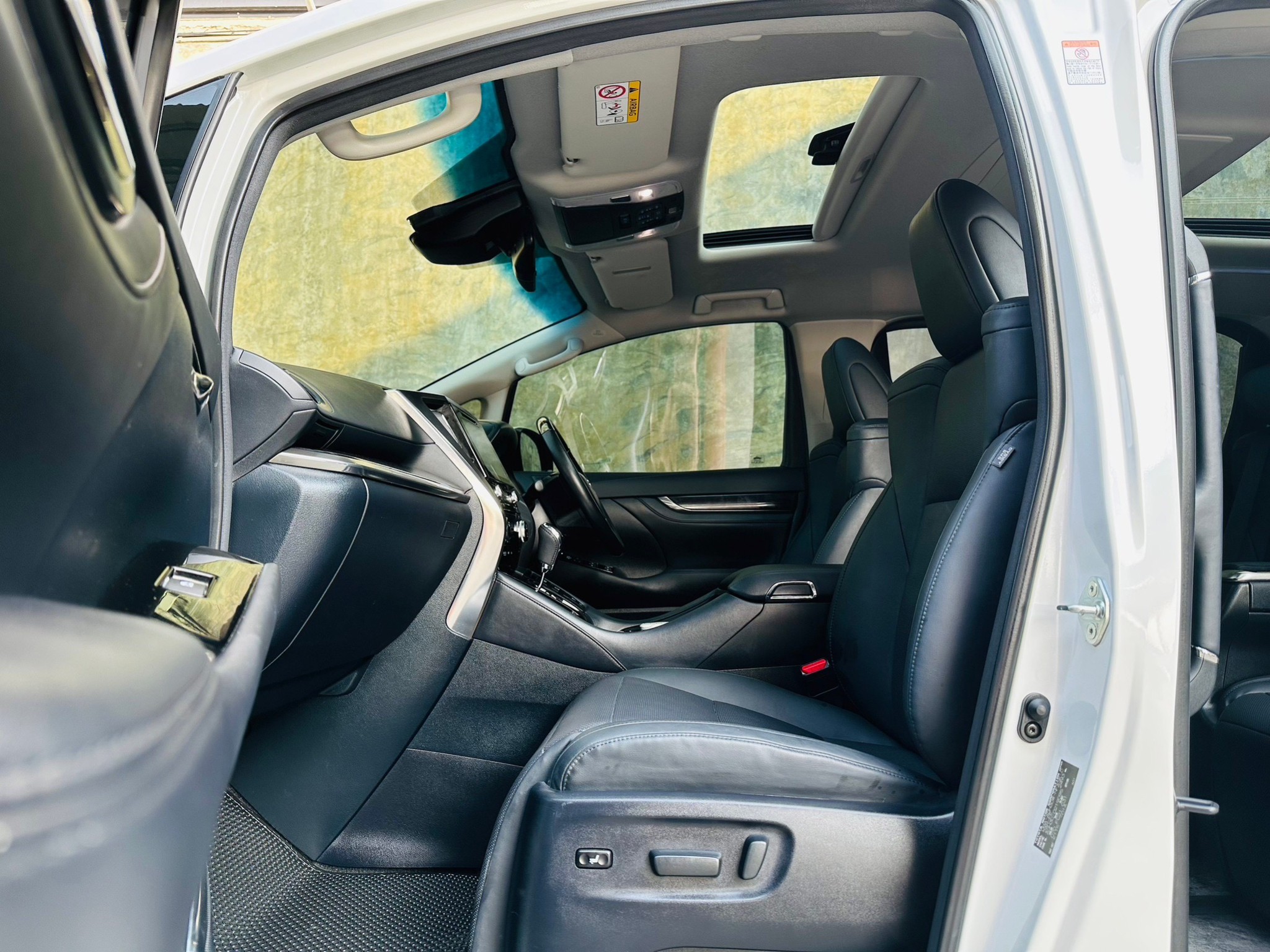 2019 Toyota Vellfire สีขาว (รูปที่ 2)