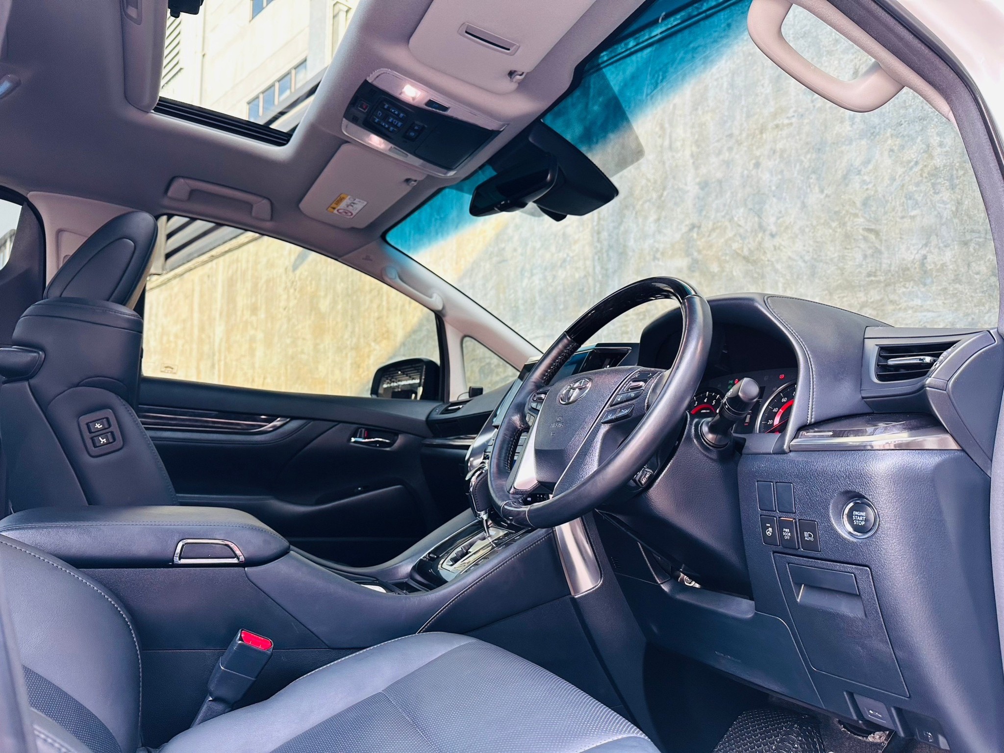 2019 Toyota Vellfire สีขาว (รูปที่ 7)