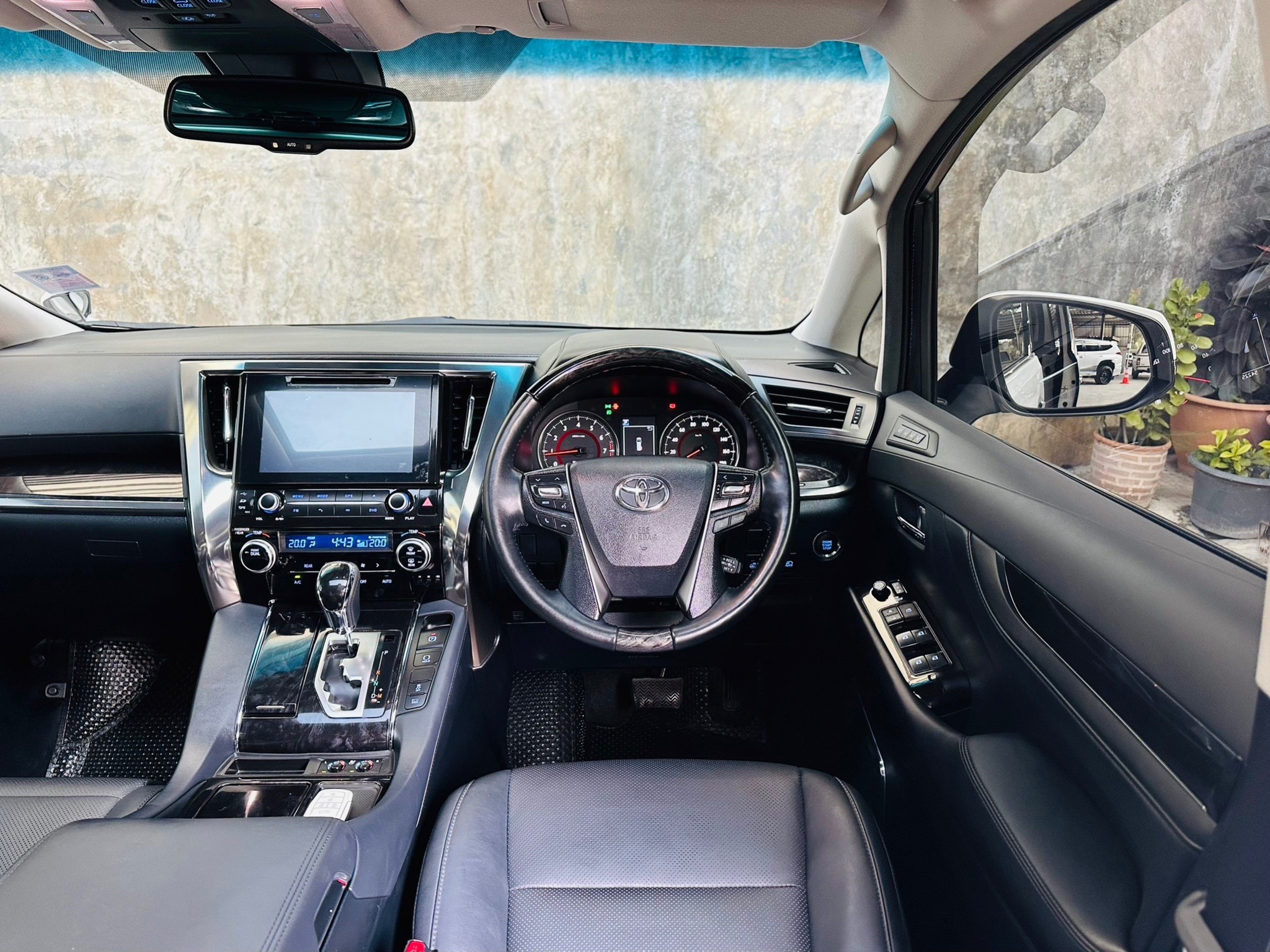 2019 Toyota Vellfire สีขาว (รูปที่ 14)