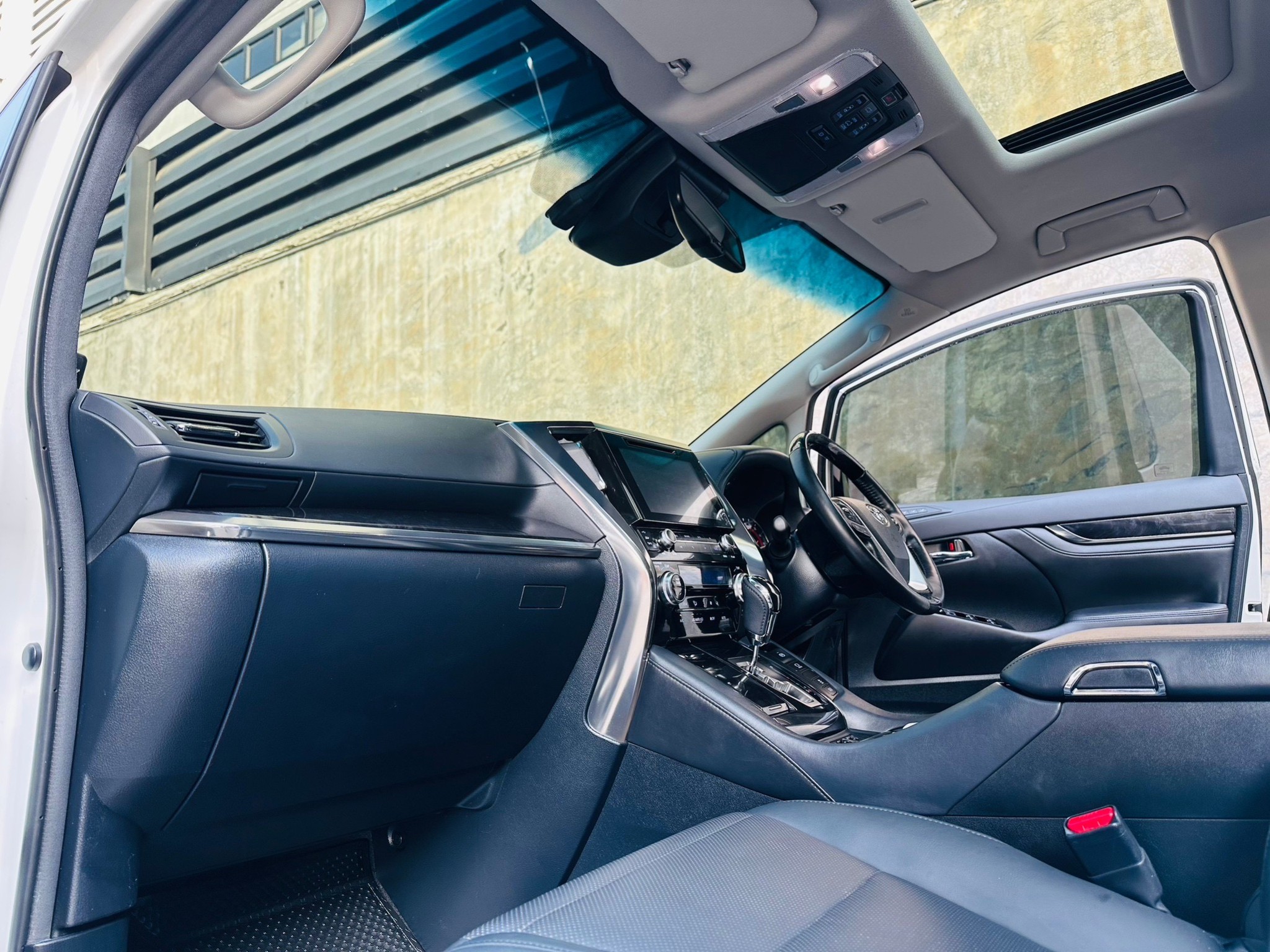 2019 Toyota Vellfire สีขาว (รูปที่ 3)
