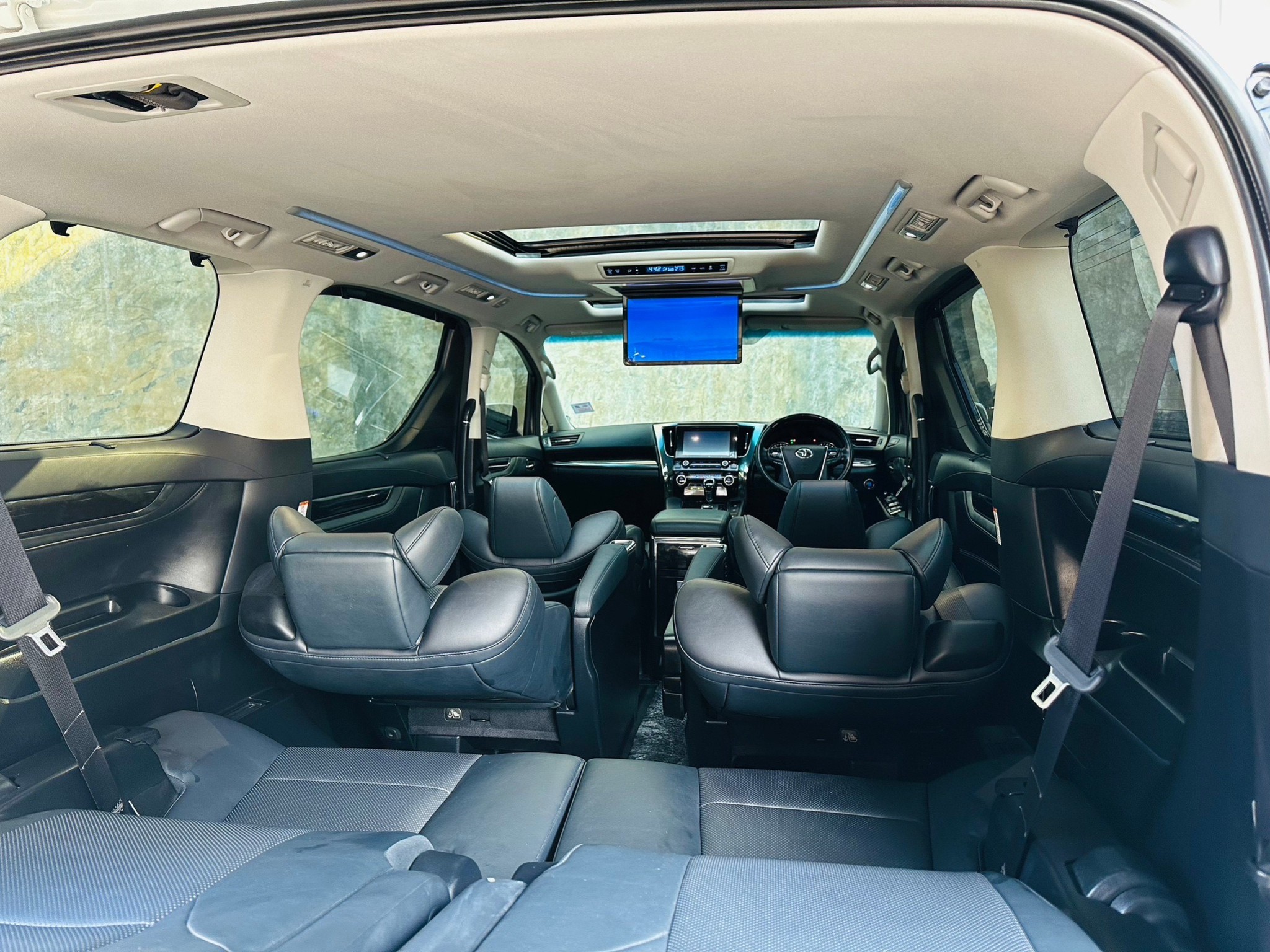 2019 Toyota Vellfire สีขาว (รูปที่ 6)