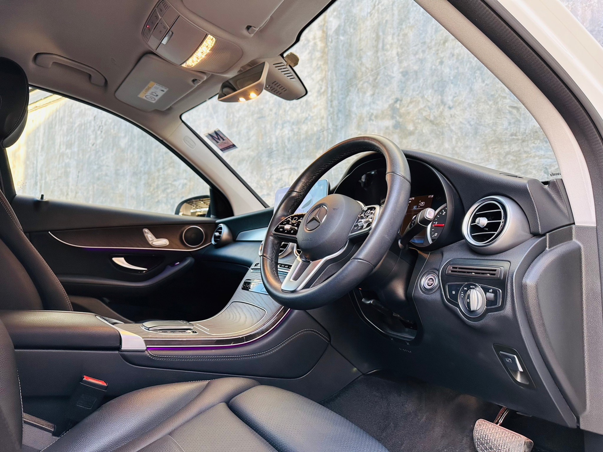 2020 Mercedes-Benz GLC220d Off-Road สีขาว (รูปที่ 9)