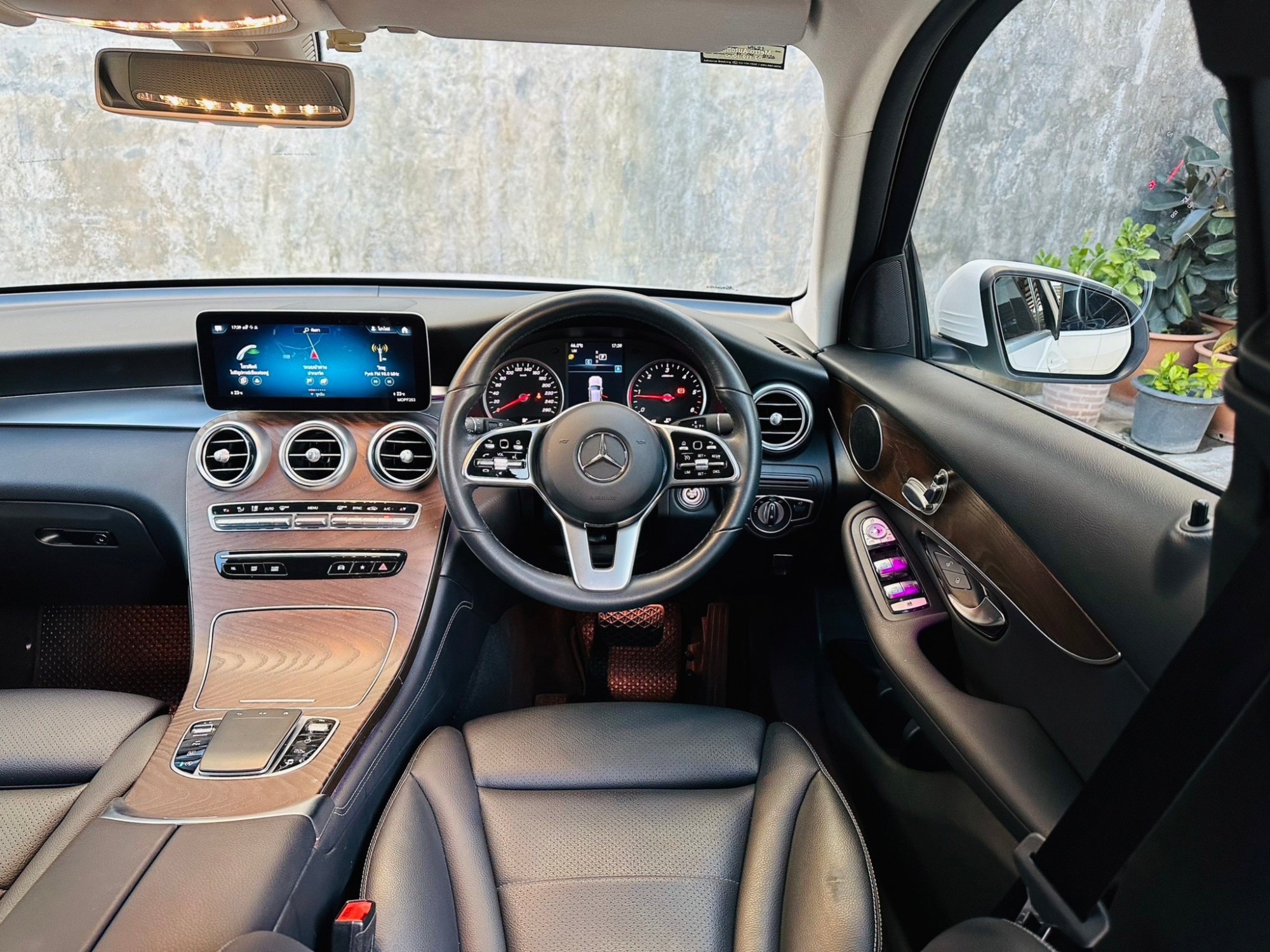 2020 Mercedes-Benz GLC220d Off-Road สีขาว (รูปที่ 11)