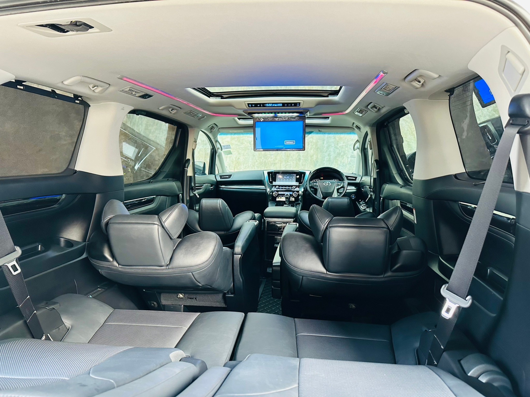 2018 Toyota Vellfire สีขาว (รูปที่ 12)