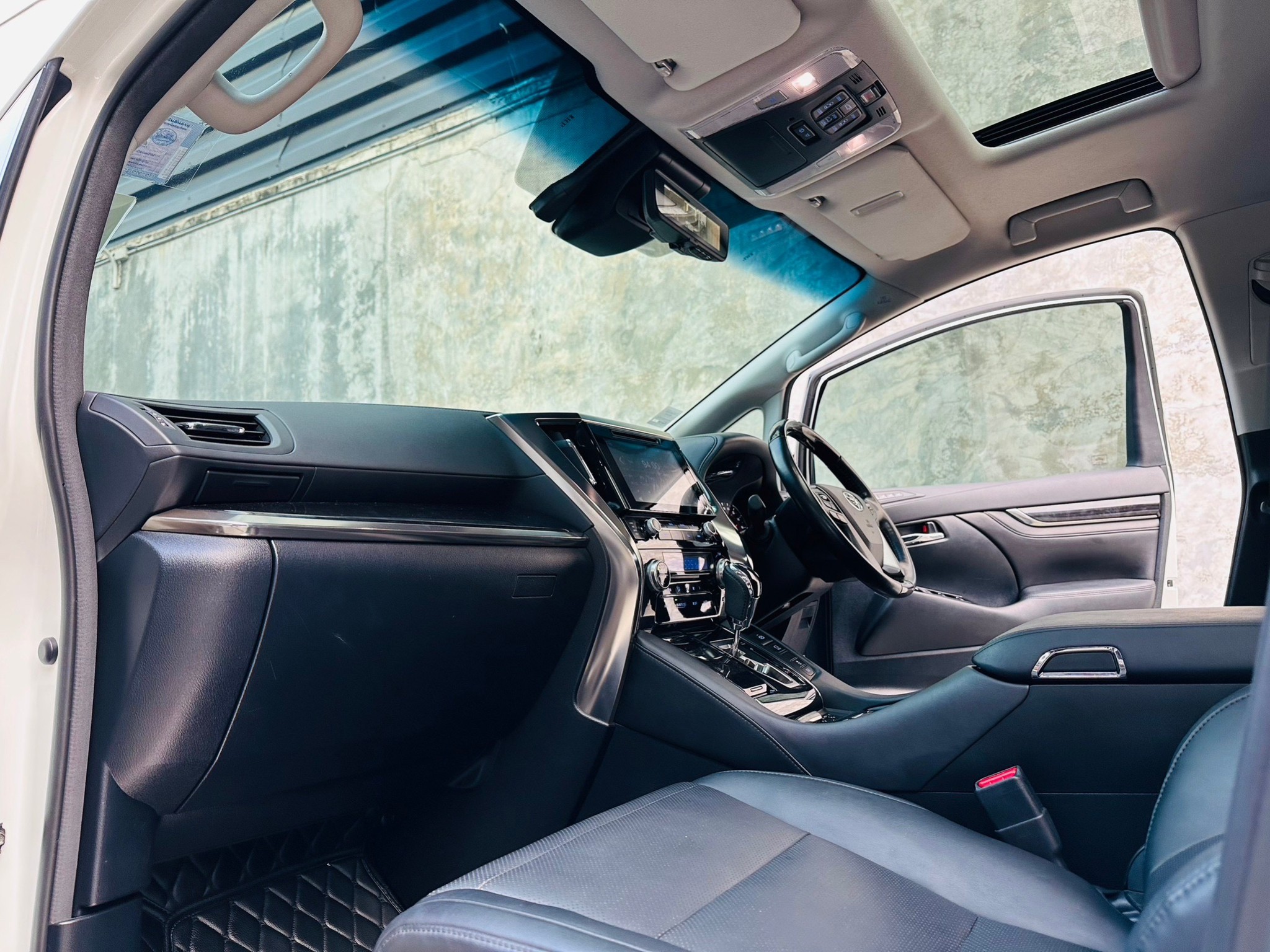 2018 Toyota Vellfire สีขาว (รูปที่ 14)