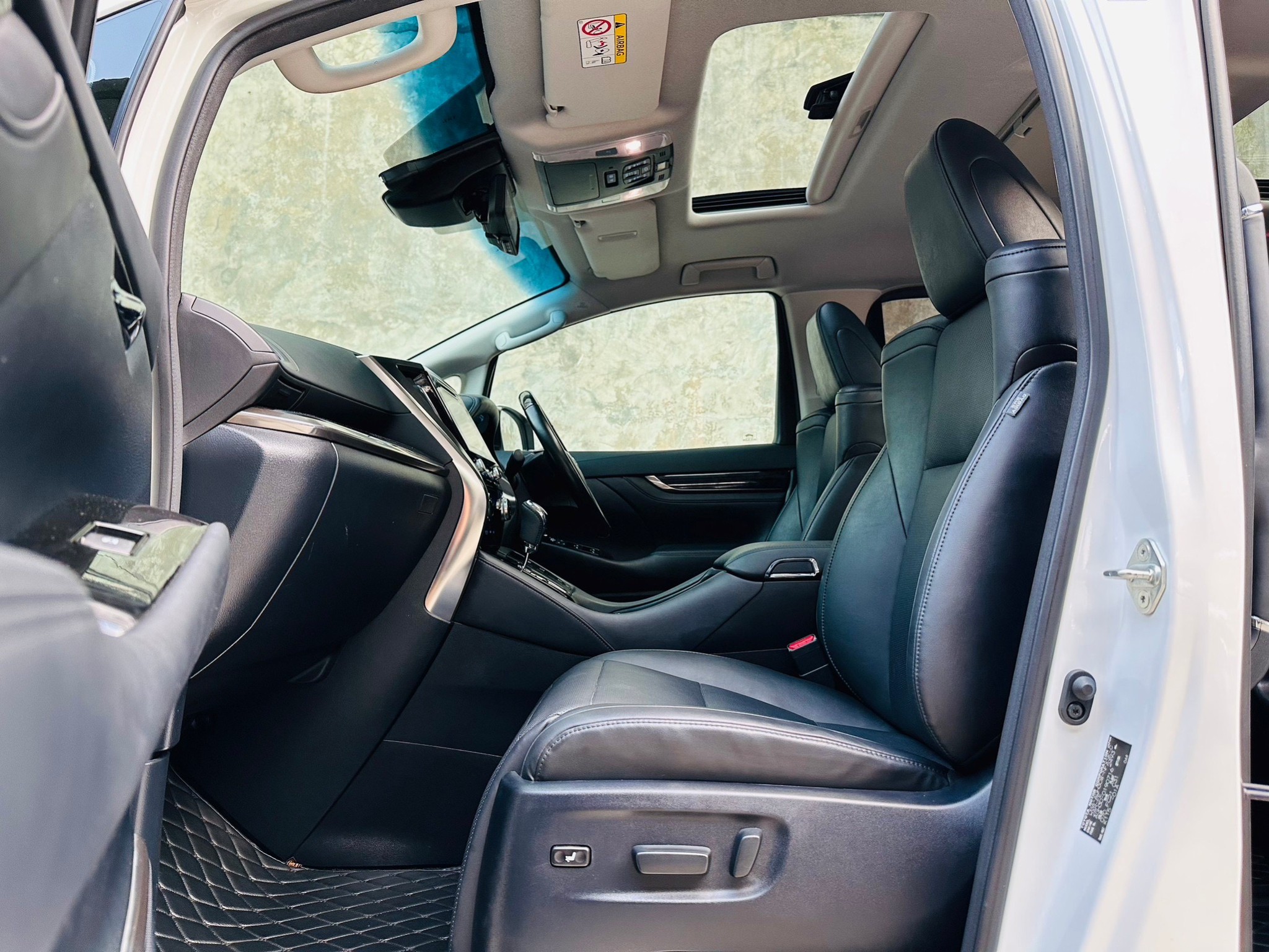2018 Toyota Vellfire สีขาว (รูปที่ 5)